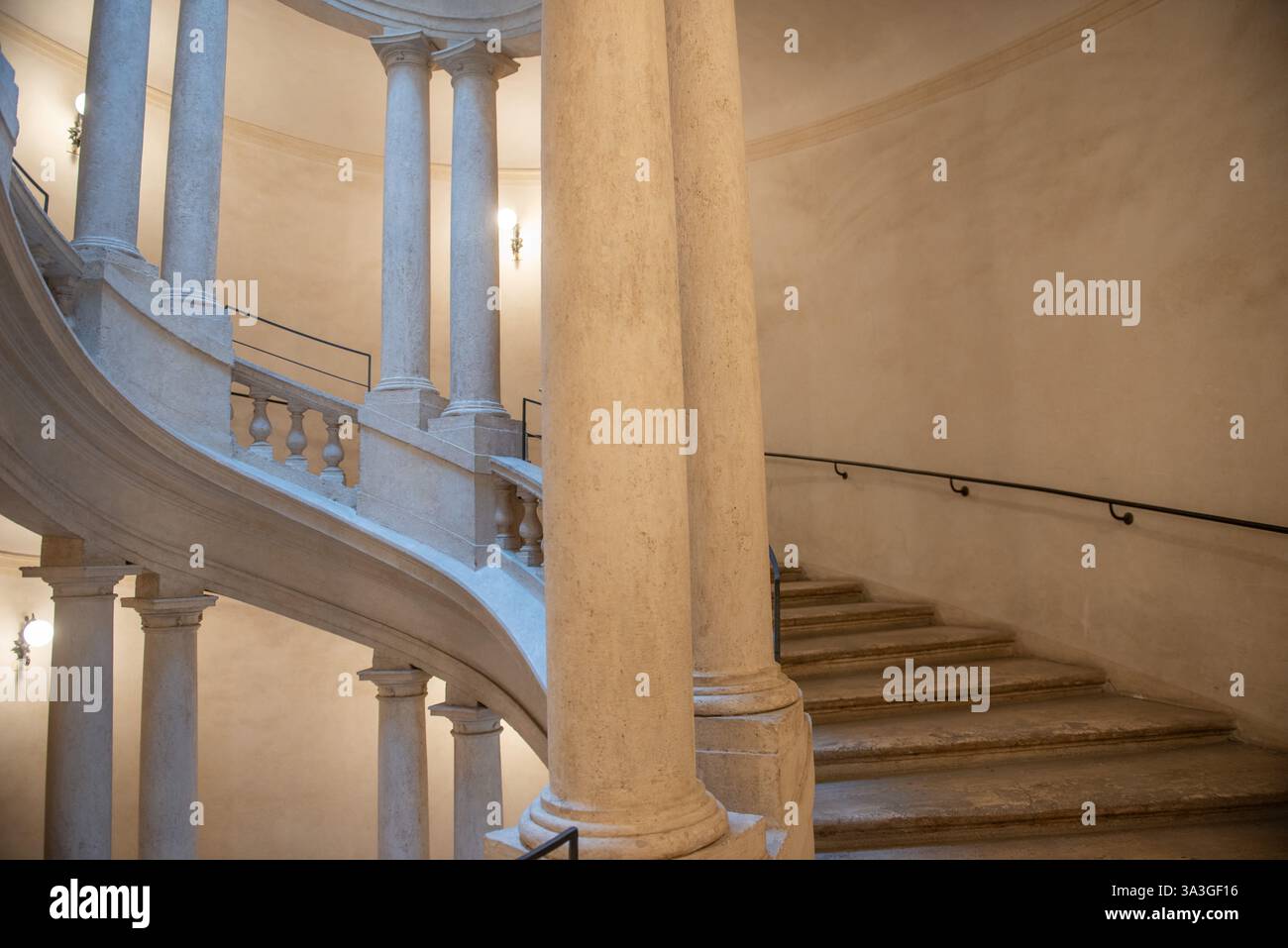 Rome Italie 12 mars 2024 : L'escalier en colimaçon conçu par Francesco Borromini selon un principe qui n'est pas seulement esthétique, mais aussi distribu Banque D'Images