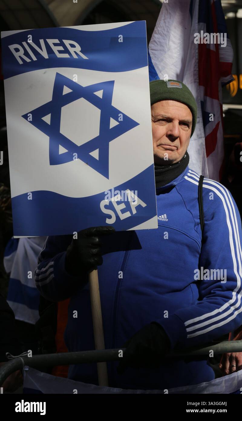 Un manifestant porte une pancarte disant « Israël, mer » avec une étoile de David au milieu pendant la contre-manifestation. Les manifestants pro-israéliens se rassemblent dans Coventry Street à Londres comme contre-manifestation à un rassemblement pro-palestinien. Les manifestants exigent le retour immédiat de tous les otages détenus par le Hamas. Ils portent des masques Batman et tiennent des pancartes et des ballons orange en hommage à Ariel Bibas, un amoureux de 4 ans du personnage de dessin animé qui a été tué avec d'autres membres de sa famille après une attaque aérienne israélienne alors qu'ils étaient retenus en otage à Gaza. Banque D'Images Un manifestant porte une pancarte disant « Israël, mer » avec une étoile de David au milieu pendant la contre-manifestation. Les manifestants pro-israéliens se rassemblent dans Coventry Street à Londres comme contre-manifestation à un rassemblement pro-palestinien. Les manifestants exigent le retour immédiat de tous les otages détenus par le Hamas. Ils portent des masques Batman et tiennent des pancartes et des ballons orange en hommage à Ariel Bibas, un amoureux de 4 ans du personnage de dessin animé qui a été tué avec d'autres membres de sa famille après une attaque aérienne israélienne alors qu'ils étaient retenus en otage à Gaza. Banque D'Images