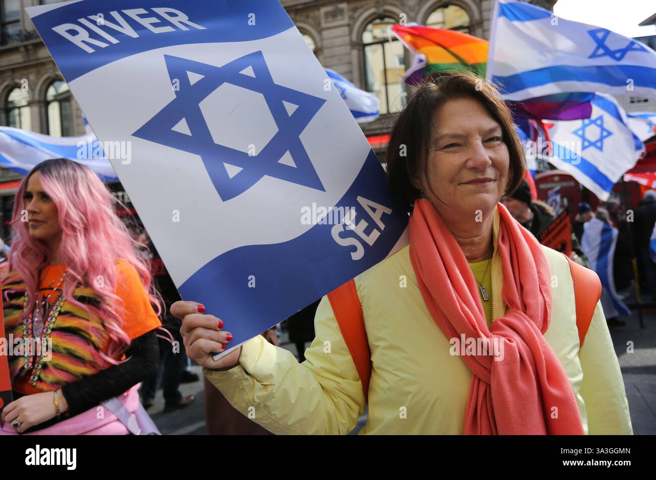 Un manifestant tient une pancarte disant "Israël, mer" avec une étoile de David au milieu pendant la contre-manifestation. Les manifestants pro-israéliens se rassemblent dans Coventry Street à Londres comme contre-manifestation à un rassemblement pro-palestinien. Les manifestants exigent le retour immédiat de tous les otages détenus par le Hamas. Ils portent des masques Batman et tiennent des pancartes et des ballons orange en hommage à Ariel Bibas, un amoureux de 4 ans du personnage de dessin animé qui a été tué avec d'autres membres de sa famille après une attaque aérienne israélienne alors qu'ils étaient retenus en otage à Gaza. Banque D'Images Un manifestant tient une pancarte disant "Israël, mer" avec une étoile de David au milieu pendant la contre-manifestation. Les manifestants pro-israéliens se rassemblent dans Coventry Street à Londres comme contre-manifestation à un rassemblement pro-palestinien. Les manifestants exigent le retour immédiat de tous les otages détenus par le Hamas. Ils portent des masques Batman et tiennent des pancartes et des ballons orange en hommage à Ariel Bibas, un amoureux de 4 ans du personnage de dessin animé qui a été tué avec d'autres membres de sa famille après une attaque aérienne israélienne alors qu'ils étaient retenus en otage à Gaza. Banque D'Images