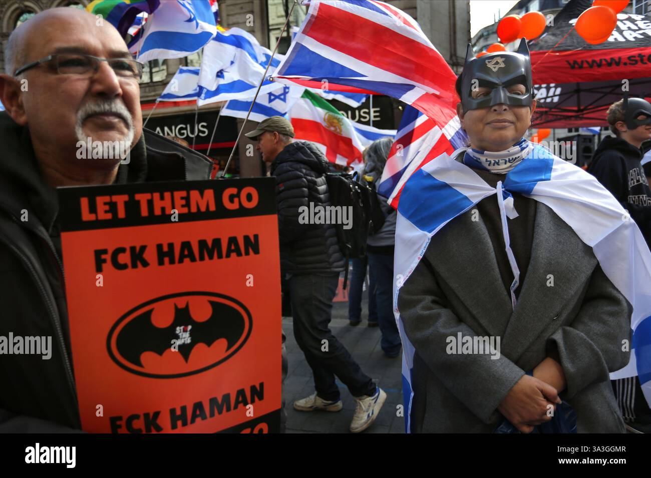 Un manifestant porte le drapeau israélien comme une cape et un masque Batman pendant la contre-manifestation. Les manifestants pro-israéliens se rassemblent dans Coventry Street à Londres comme contre-manifestation à un rassemblement pro-palestinien. Les manifestants exigent le retour immédiat de tous les otages détenus par le Hamas. Ils portent des masques Batman et tiennent des pancartes et des ballons orange en hommage à Ariel Bibas, un amoureux de 4 ans du personnage de dessin animé qui a été tué avec d'autres membres de sa famille après une attaque aérienne israélienne alors qu'ils étaient retenus en otage à Gaza. Banque D'Images Un manifestant porte le drapeau israélien comme une cape et un masque Batman pendant la contre-manifestation. Les manifestants pro-israéliens se rassemblent dans Coventry Street à Londres comme contre-manifestation à un rassemblement pro-palestinien. Les manifestants exigent le retour immédiat de tous les otages détenus par le Hamas. Ils portent des masques Batman et tiennent des pancartes et des ballons orange en hommage à Ariel Bibas, un amoureux de 4 ans du personnage de dessin animé qui a été tué avec d'autres membres de sa famille après une attaque aérienne israélienne alors qu'ils étaient retenus en otage à Gaza. Banque D'Images