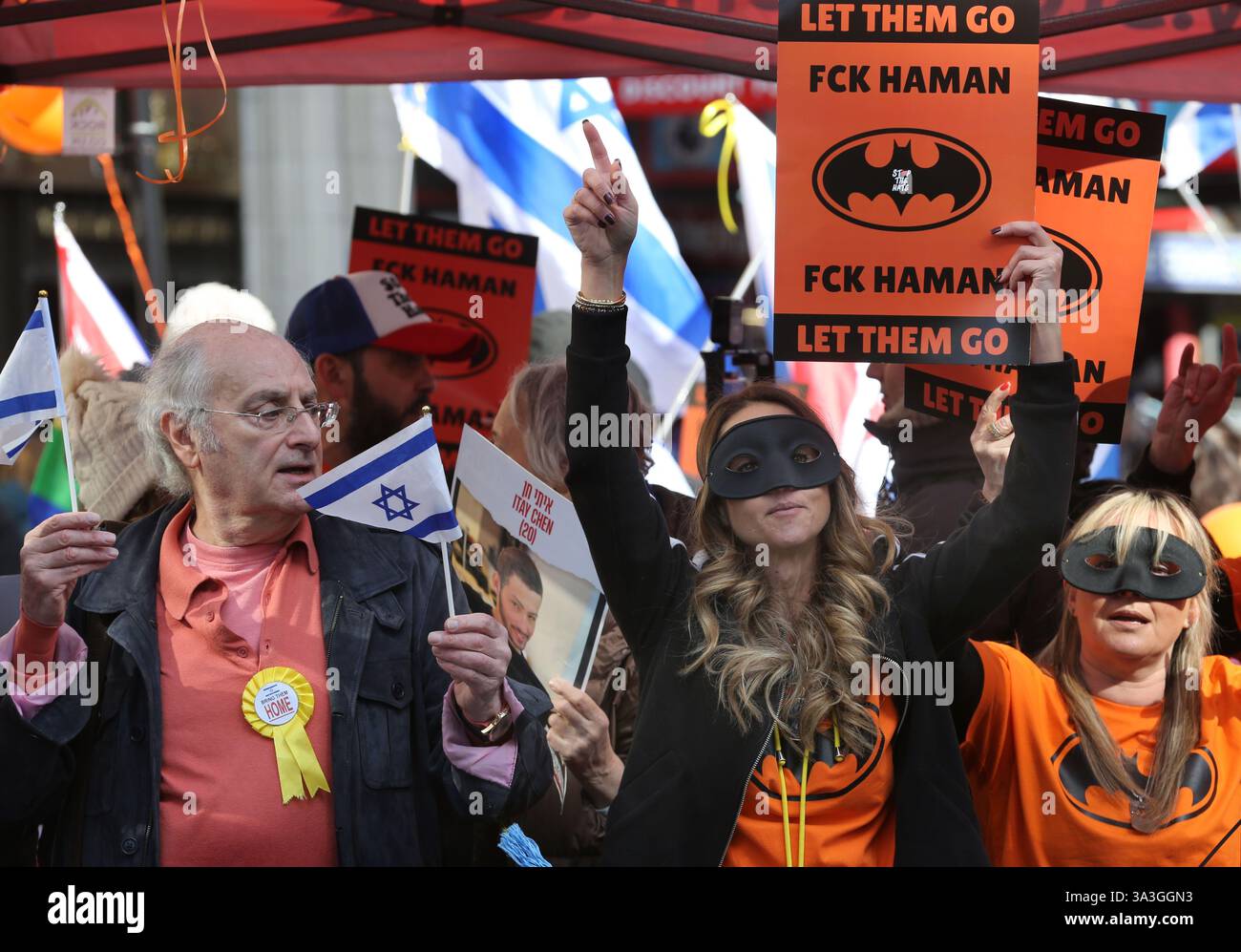 Les manifestants portent des masques Batman et tiennent des pancartes disant "laissez-les partir" pendant la contre-manifestation. Les manifestants pro-israéliens se rassemblent dans Coventry Street à Londres comme contre-manifestation à un rassemblement pro-palestinien. Les manifestants exigent le retour immédiat de tous les otages détenus par le Hamas. Ils portent des masques Batman et tiennent des pancartes et des ballons orange en hommage à Ariel Bibas, un amoureux de 4 ans du personnage de dessin animé qui a été tué avec d'autres membres de sa famille après une attaque aérienne israélienne alors qu'ils étaient retenus en otage à Gaza. Banque D'Images Les manifestants portent des masques Batman et tiennent des pancartes disant "laissez-les partir" pendant la contre-manifestation. Les manifestants pro-israéliens se rassemblent dans Coventry Street à Londres comme contre-manifestation à un rassemblement pro-palestinien. Les manifestants exigent le retour immédiat de tous les otages détenus par le Hamas. Ils portent des masques Batman et tiennent des pancartes et des ballons orange en hommage à Ariel Bibas, un amoureux de 4 ans du personnage de dessin animé qui a été tué avec d'autres membres de sa famille après une attaque aérienne israélienne alors qu'ils étaient retenus en otage à Gaza. Banque D'Images