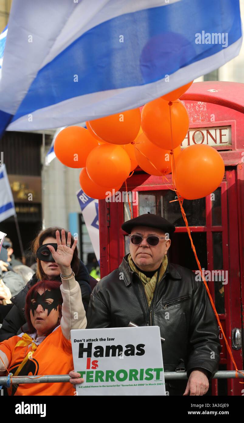 Un manifestant tient une pancarte disant que le Hamas est terroriste pendant la contre-manifestation. Les manifestants pro-israéliens se rassemblent dans Coventry Street à Londres comme contre-manifestation à un rassemblement pro-palestinien. Les manifestants exigent le retour immédiat de tous les otages détenus par le Hamas. Ils portent des masques Batman et tiennent des pancartes et des ballons orange en hommage à Ariel Bibas, un amoureux de 4 ans du personnage de dessin animé qui a été tué avec d'autres membres de sa famille après une attaque aérienne israélienne alors qu'ils étaient retenus en otage à Gaza. (Photo Martin Pope/SOPA images/SIPA USA) Banque D'Images