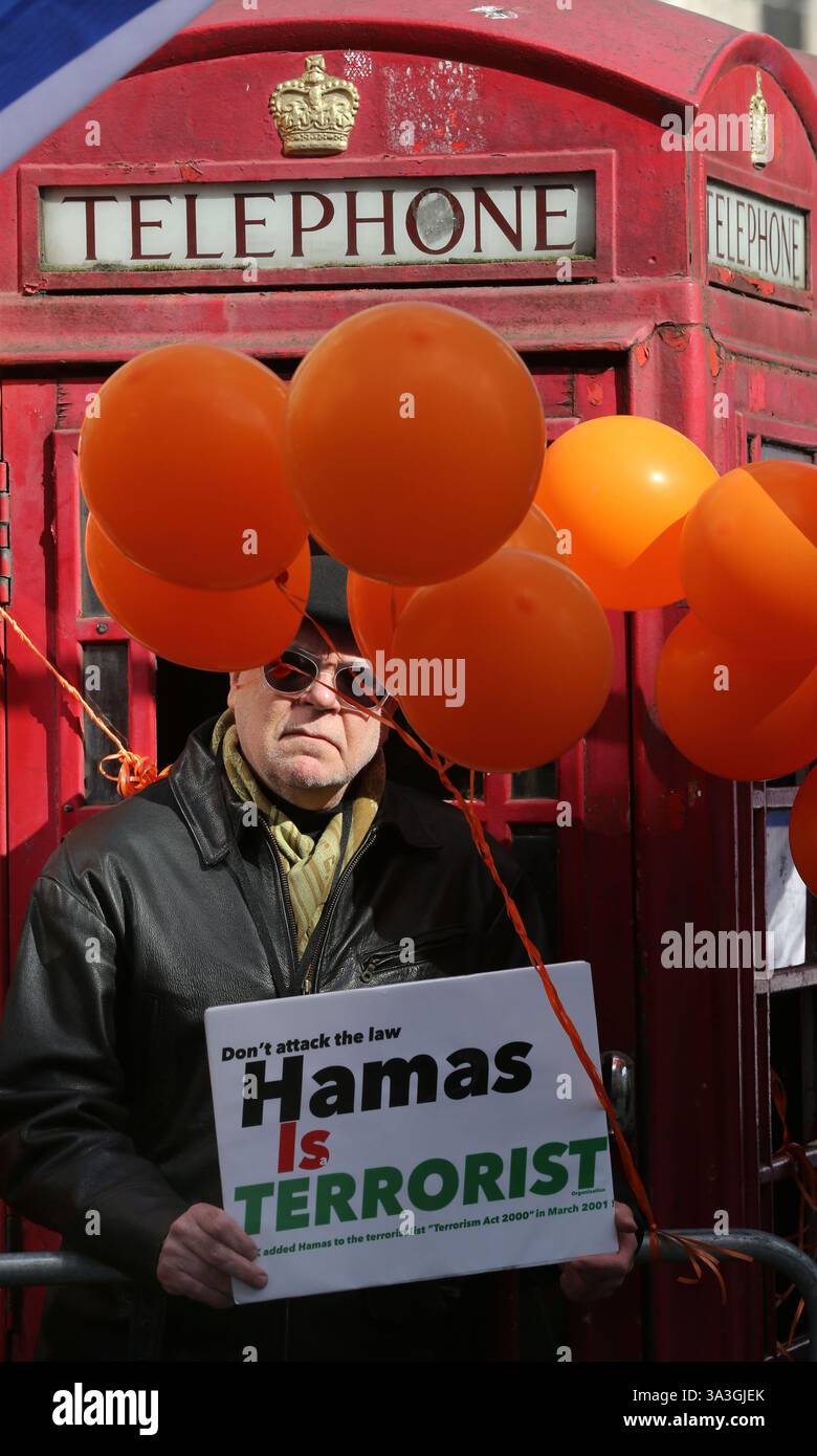 Un manifestant tient une pancarte disant que le Hamas est terroriste pendant la contre-manifestation. Les manifestants pro-israéliens se rassemblent dans Coventry Street à Londres comme contre-manifestation à un rassemblement pro-palestinien. Les manifestants exigent le retour immédiat de tous les otages détenus par le Hamas. Ils portent des masques Batman et tiennent des pancartes et des ballons orange en hommage à Ariel Bibas, un amoureux de 4 ans du personnage de dessin animé qui a été tué avec d'autres membres de sa famille après une attaque aérienne israélienne alors qu'ils étaient retenus en otage à Gaza. (Photo Martin Pope/SOPA images/SIPA USA) Banque D'Images