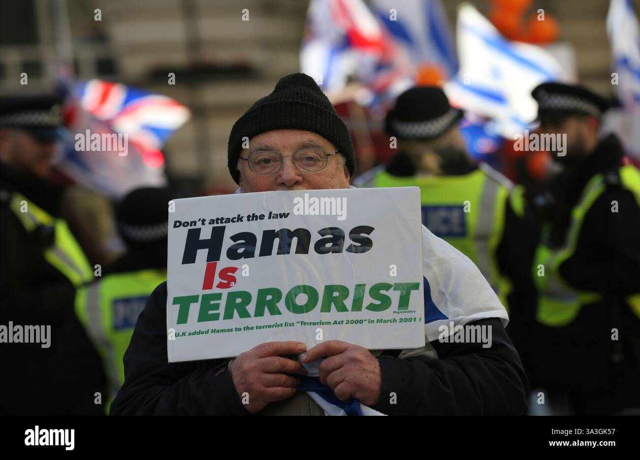 Un manifestant tient une pancarte disant que le Hamas est terroriste pendant la contre-manifestation. Les manifestants pro-israéliens se rassemblent dans Coventry Street à Londres comme contre-manifestation à un rassemblement pro-palestinien. Les manifestants exigent le retour immédiat de tous les otages détenus par le Hamas. Ils portent des masques Batman et tiennent des pancartes et des ballons orange en hommage à Ariel Bibas, un amoureux de 4 ans du personnage de dessin animé qui a été tué avec d'autres membres de sa famille après une attaque aérienne israélienne alors qu'ils étaient retenus en otage à Gaza. (Photo Martin Pope/SOPA images/SIPA USA) Banque D'Images