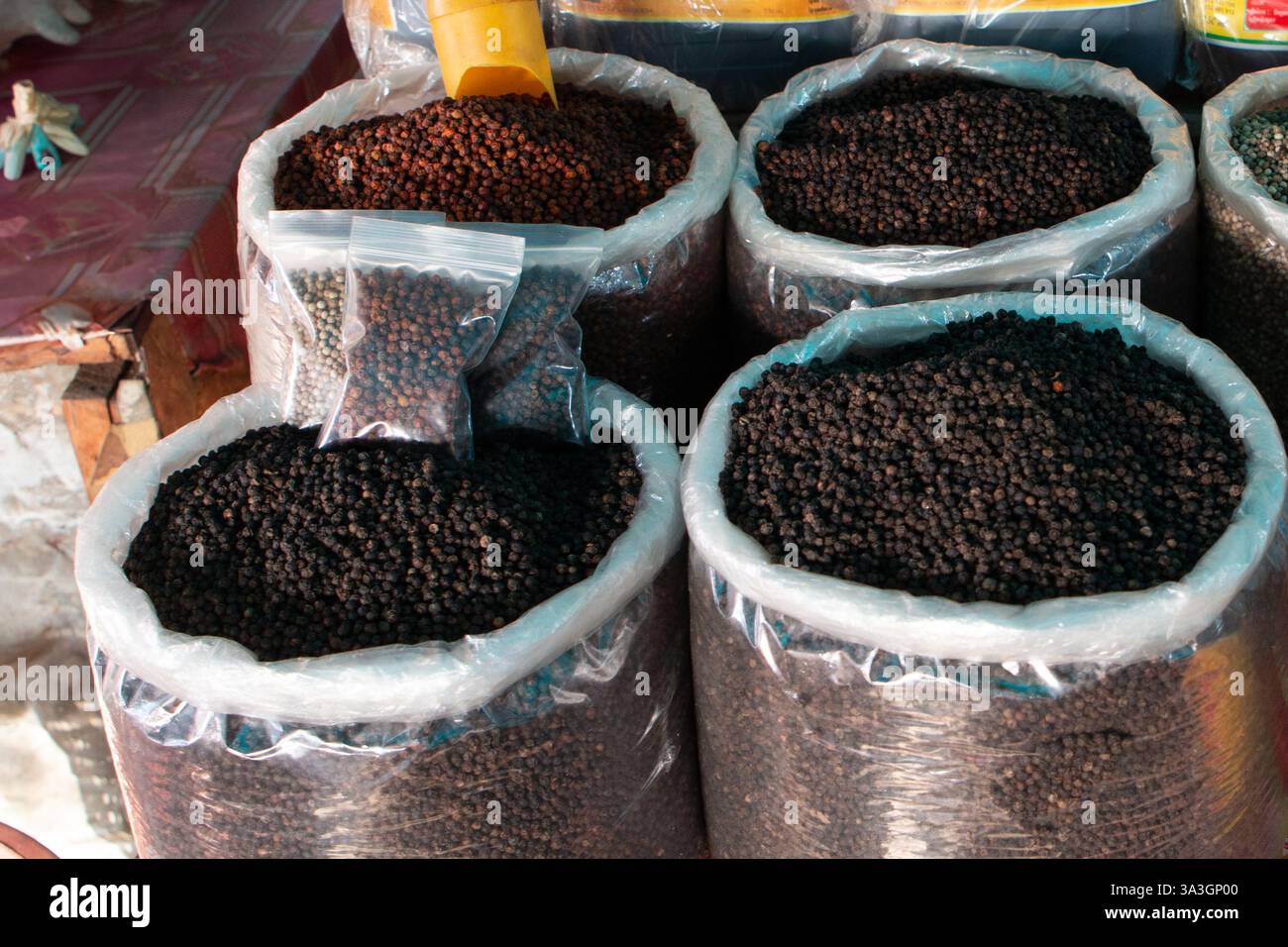 Poivre Kep en vente dans des sacs plastiques dans un marché local à Kep, Cambodge Banque D'Images