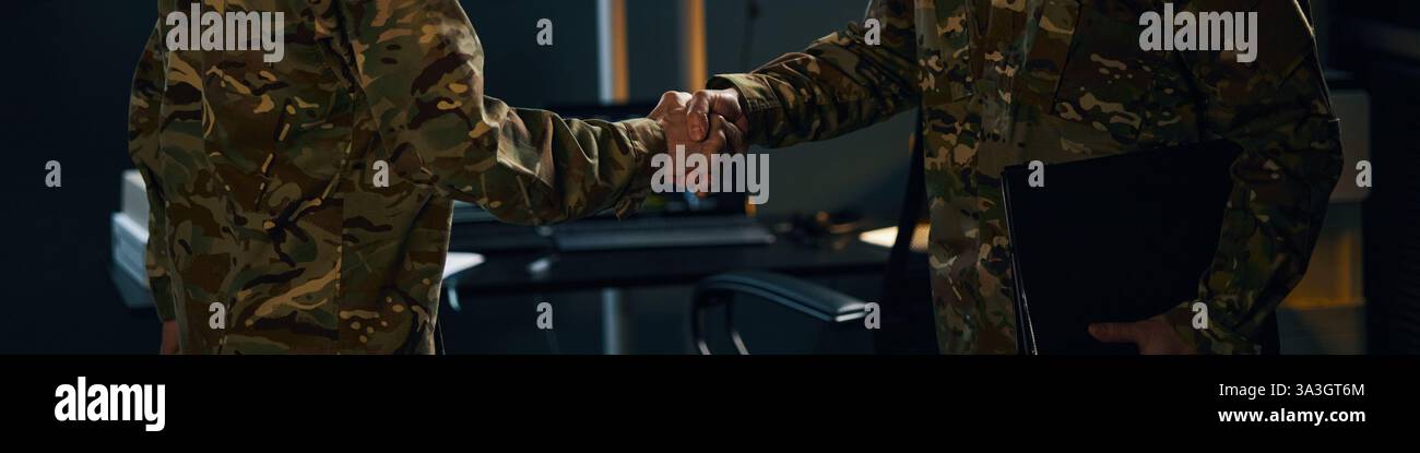 Poignée de main du personnel militaire dans un environnement de bureau Banque D'Images