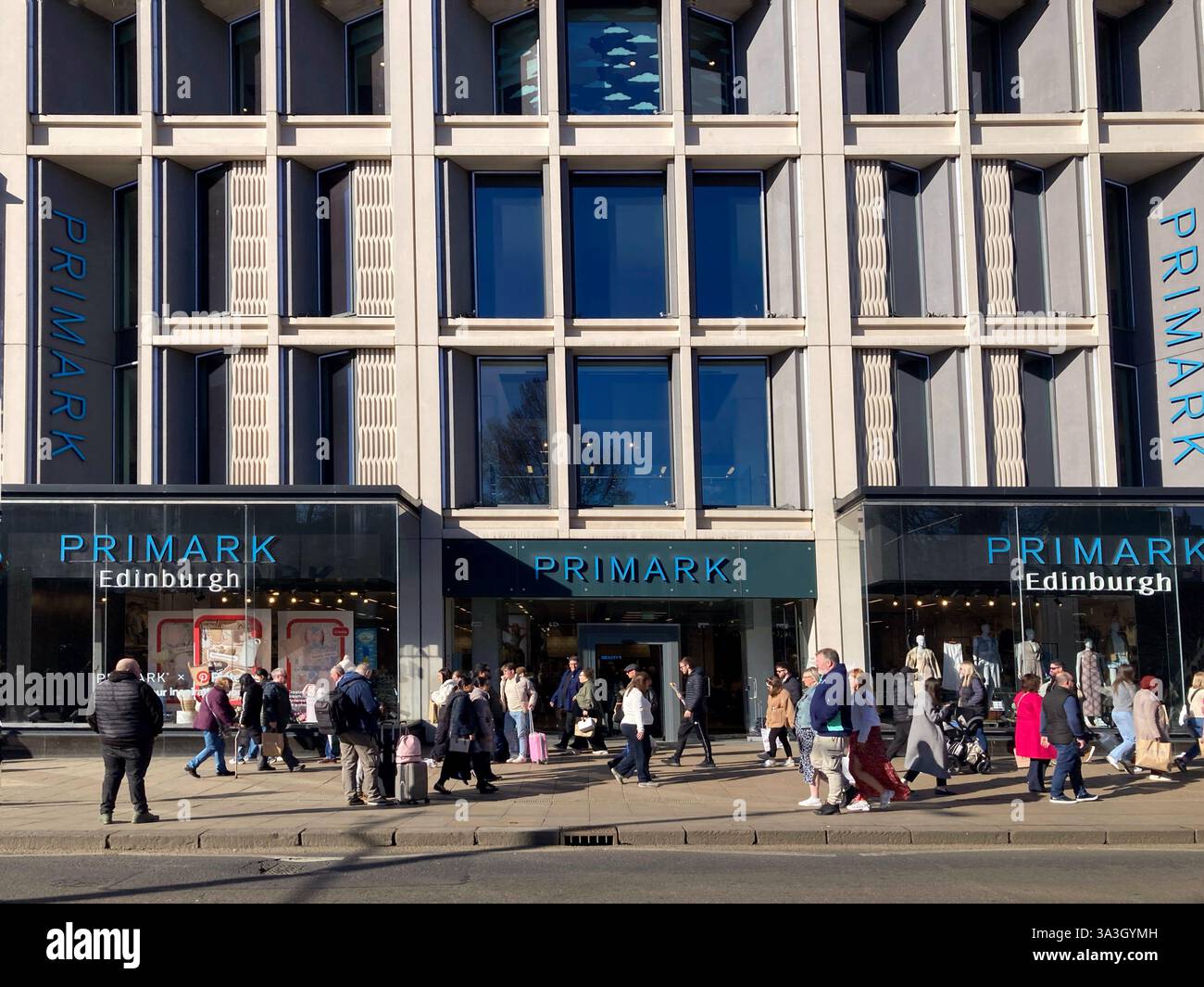 Boutique PRIMARK Edinburgh, Princes Street, Édimbourg, Écosse - Image de stock capturée avec un smartphone
