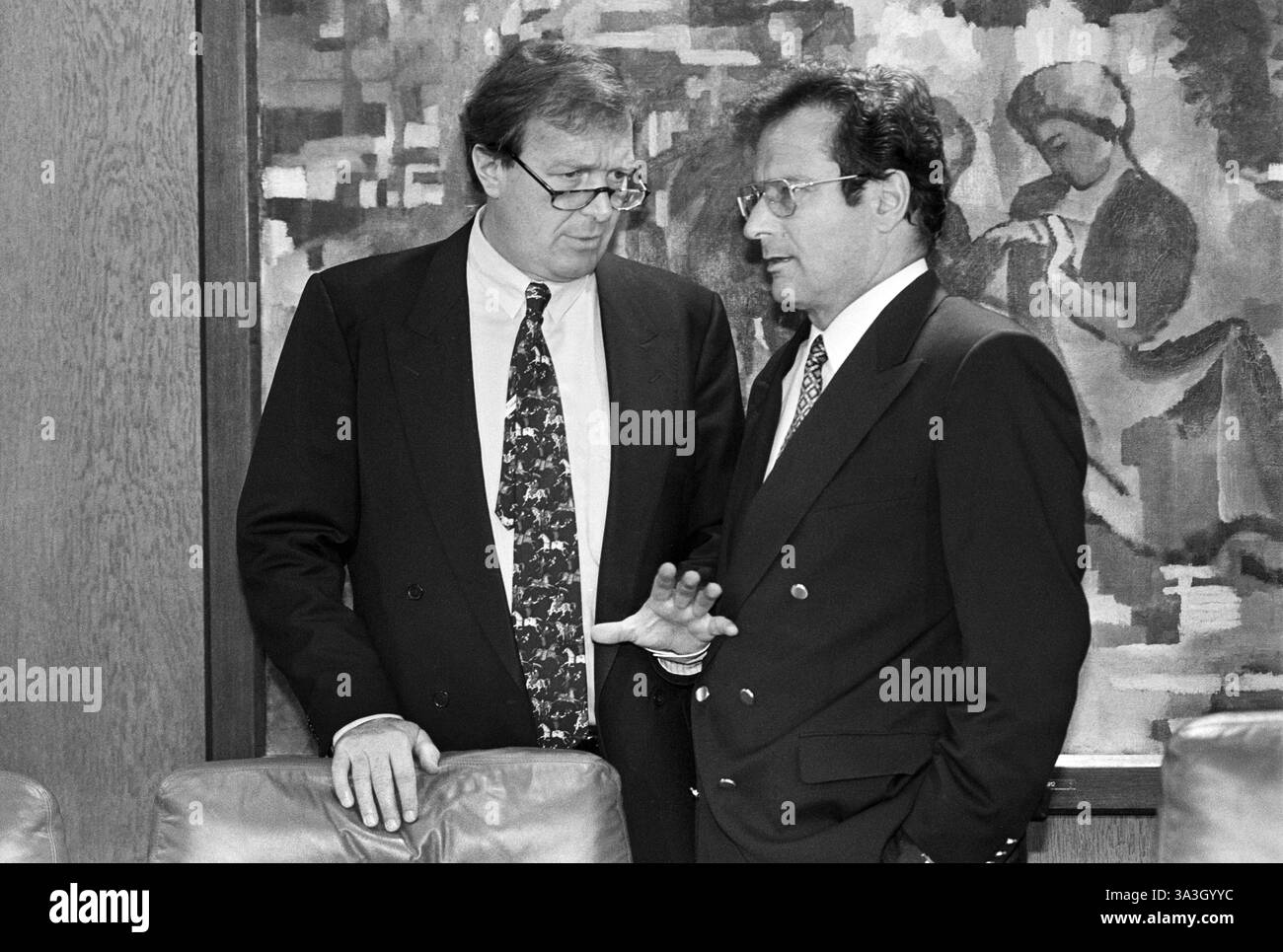 Deutschland, Bonn, 04.05.1995 Archiv. : 52-48-14 Kabinettssitzung Foto : Bundeswirtschaftsminister Guenter Rexrodt und Bundesaußenminister Klaus Kinkel Kabinettssitzung *** Allemagne, Bonn, 04 05 1995 Archive 52 48 14 Réunion du Cabinet photo Ministre fédéral de l'Economie Guenter Rexrodt et Ministre fédéral des Affaires étrangères Klaus Kinkel Réunion du Cabinet Banque D'Images