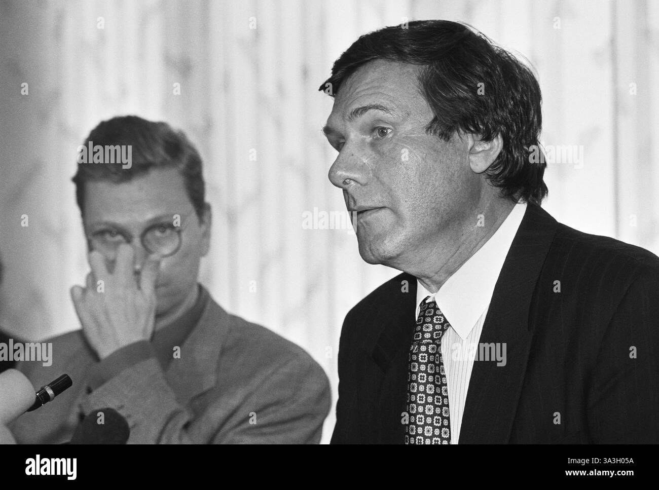 Deutschland, Bonn, 02.06.1995 Archiv. : 52-71-36 fuer Ihr Archiv Foto : Wolfgang Gerhardt, FDP-Landesvorsitzender von Hessen und FDP-Generalsekretaer Guido Westerwelle fuer Ihr Archiv *** Allemagne, Bonn, 02 06 1995 Archive 52 71 36 pour vos archives photo Wolfgang Gerhardt, FDP Président d'État de Hesse et Secrétaire général du FDP Guido Westerwelle pour vos archives Banque D'Images Deutschland, Bonn, 02.06.1995 Archiv. : 52-71-36 fuer Ihr Archiv Foto : Wolfgang Gerhardt, FDP-Landesvorsitzender von Hessen und FDP-Generalsekretaer Guido Westerwelle fuer Ihr Archiv *** Allemagne, Bonn, 02 06 1995 Archive 52 71 36 pour vos archives photo Wolfgang Gerhardt, FDP Président d'État de Hesse et Secrétaire général du FDP Guido Westerwelle pour vos archives Banque D'Images
