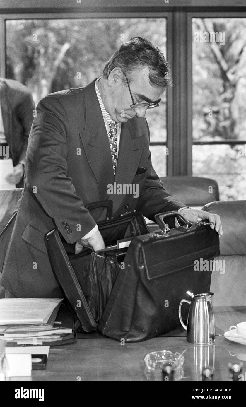 Deutschland, Bonn, 04.05.1995 Archiv. : 52-47-17 Kabinettssitzung Foto : Bundesfinanzminister Theo Waigel Kabinettssitzung *** Allemagne, Bonn, 04 05 1995 Archive 52 47 17 Réunion du Cabinet photo Ministre fédéral des Finances Theo Waigel Réunion du Cabinet Banque D'Images
