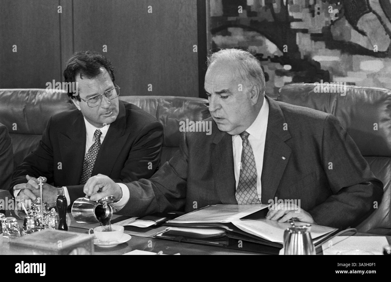 Deutschland, Bonn, 04.05.1995 Archiv. : 52-49-21 Kabinettssitzung Foto : Bundeskanzler Helmut Kohl und Bundesaußenminister Klaus Kinkel Kabinettssitzung *** Allemagne, Bonn, 04 05 1995 Archive 52 49 21 Réunion du Cabinet photo le Chancelier fédéral Helmut Kohl et le Ministre fédéral des Affaires étrangères Klaus Kinkel Réunion du Cabinet Banque D'Images
