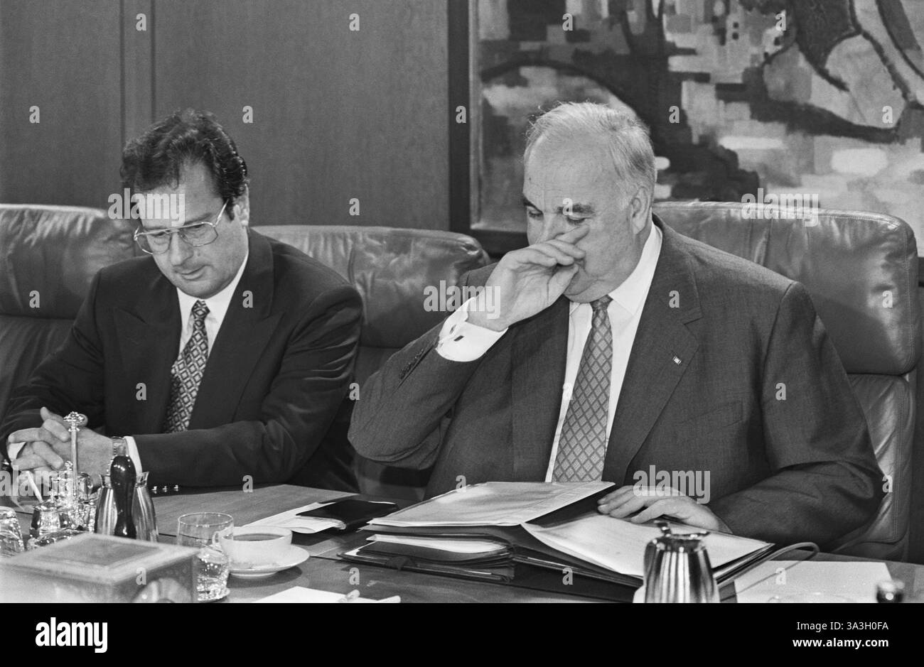 Deutschland, Bonn, 04.05.1995 Archiv. : 52-49-24 Kabinettssitzung Foto : Bundeskanzler Helmut Kohl und Bundesaußenminister Klaus Kinkel Kabinettssitzung *** Allemagne, Bonn, 04 05 1995 Archive 52 49 24 Réunion du Cabinet photo du Chancelier fédéral Helmut Kohl et du Ministre fédéral des Affaires étrangères Klaus Kinkel Réunion du Cabinet Banque D'Images