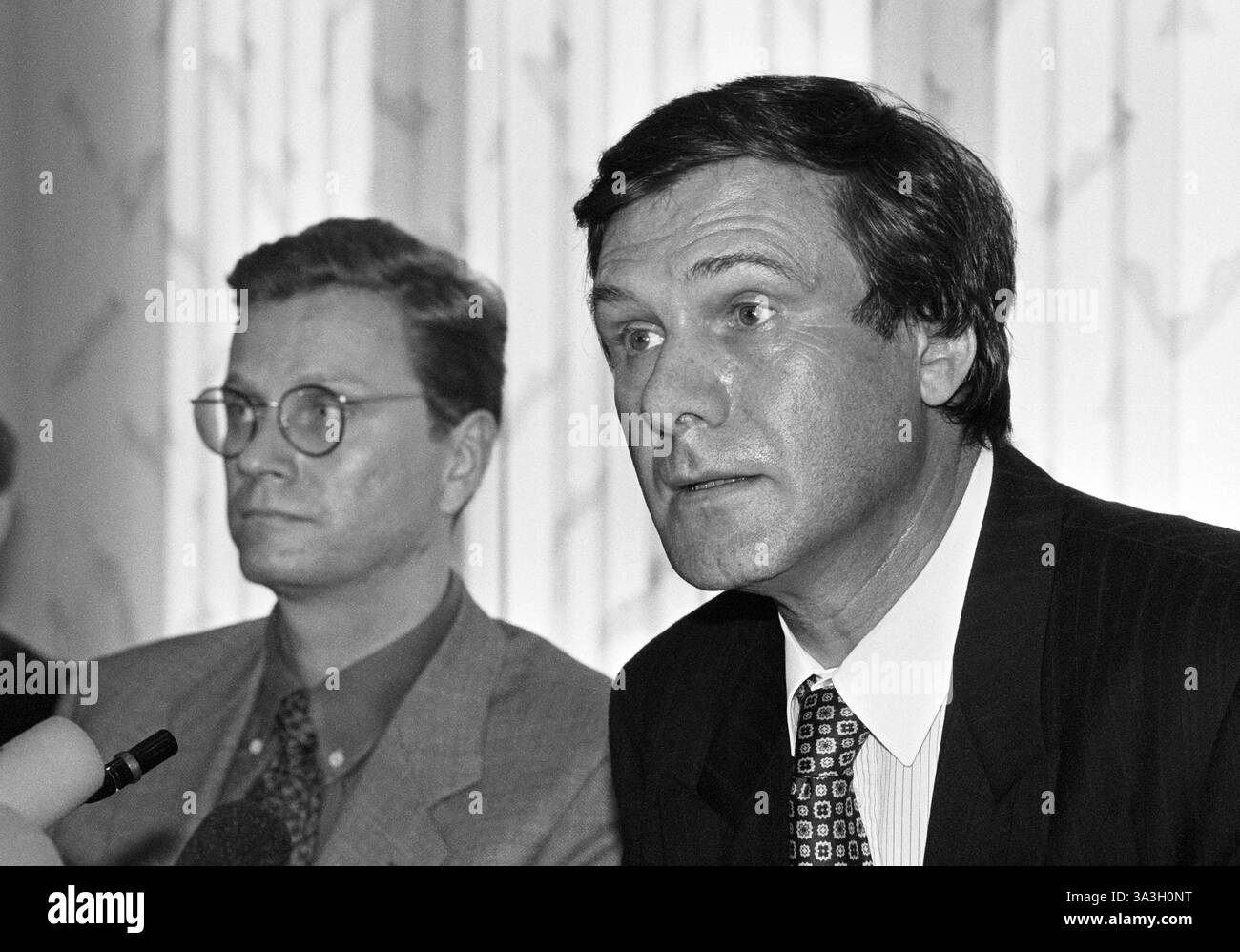 Deutschland, Bonn, 02.06.1995 Archiv. : 52-71-28 fuer Ihr Archiv Foto : Wolfgang Gerhardt, FDP-Landesvorsitzender von Hessen und FDP-Generalsekretaer Guido Westerwelle fuer Ihr Archiv *** Allemagne, Bonn, 02 06 1995 Archive 52 71 28 pour vos archives photo Wolfgang Gerhardt, FDP Président d'État de Hesse et Secrétaire général du FDP Guido Westerwelle pour vos archives Banque D'Images Deutschland, Bonn, 02.06.1995 Archiv. : 52-71-28 fuer Ihr Archiv Foto : Wolfgang Gerhardt, FDP-Landesvorsitzender von Hessen und FDP-Generalsekretaer Guido Westerwelle fuer Ihr Archiv *** Allemagne, Bonn, 02 06 1995 Archive 52 71 28 pour vos archives photo Wolfgang Gerhardt, FDP Président d'État de Hesse et Secrétaire général du FDP Guido Westerwelle pour vos archives Banque D'Images