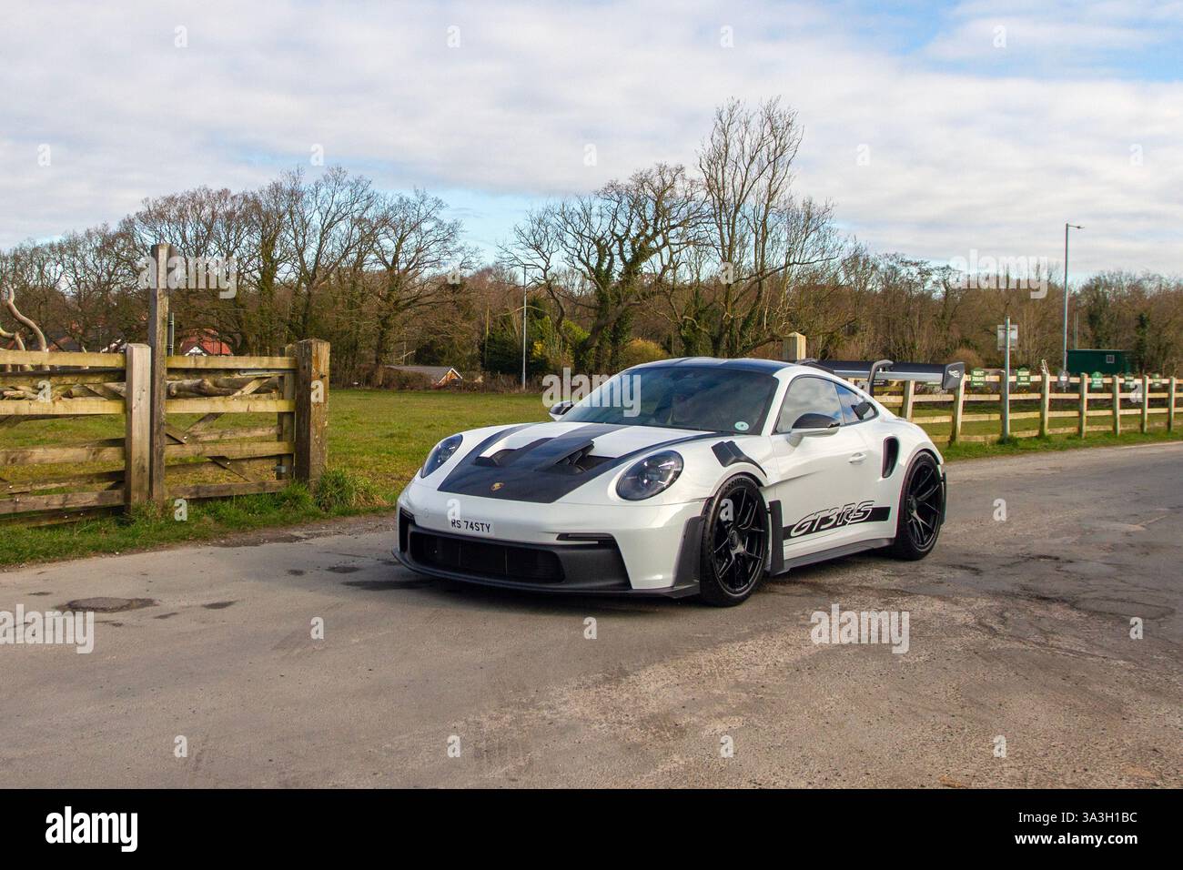 2024 Blanc Porsche 911 GT3 RS S-A, Porsche T 525 PDK Auto Start/Stop car Coupe essence 3996 cc ; Heskin Hall, North-West Classics au Manor car Rally, Royaume-Uni Banque D'Images
