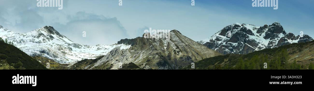 Crête alpine du groupe Adamello. Val Camonica (vallée de Camonica), Italie Banque D'Images