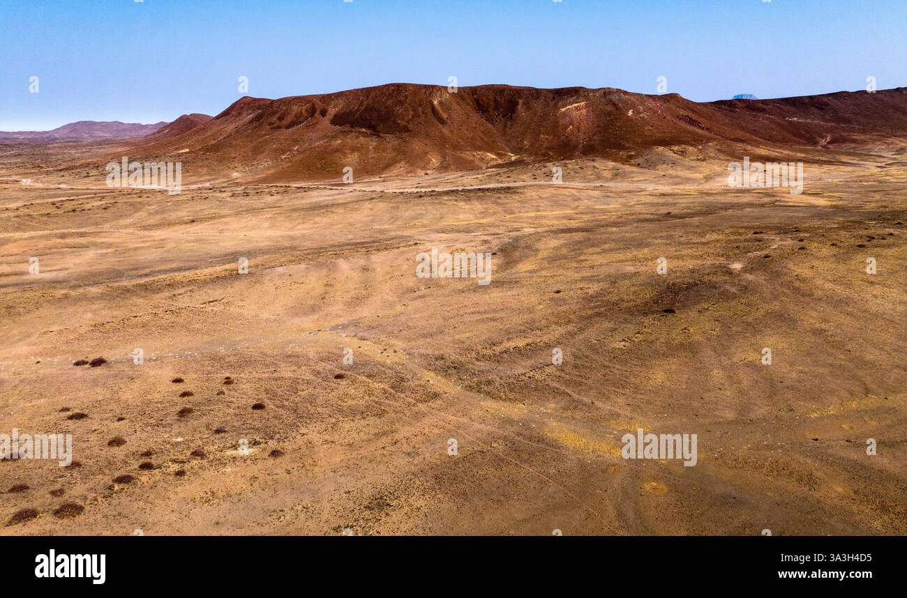 Cratère de Messum entouré d'un paysage aride, Damaraland, Namibie Banque D'Images