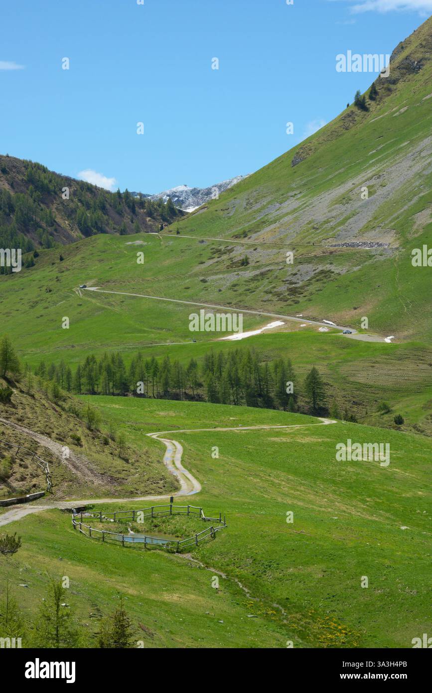 Le col de Croce Domini (italien : Passo Crocedomini) vu de Malga Cadino, Lombardie, Italie Banque D'Images