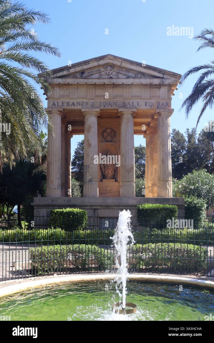 La Valette, Malte 27. Septembre 2024, monument néoclassique à Sir Alexander Ball, premier gouverneur britannique de Malte, avec palmiers et fontaine à Lowe Banque D'Images