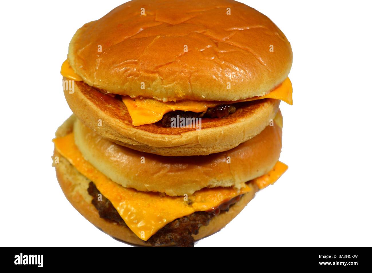 cheeseburger, un hamburger avec une tranche de fromage fondu sur la galette de viande, ajouté vers la fin du temps de cuisson, avec des garnitures de mayonnaise, Banque D'Images