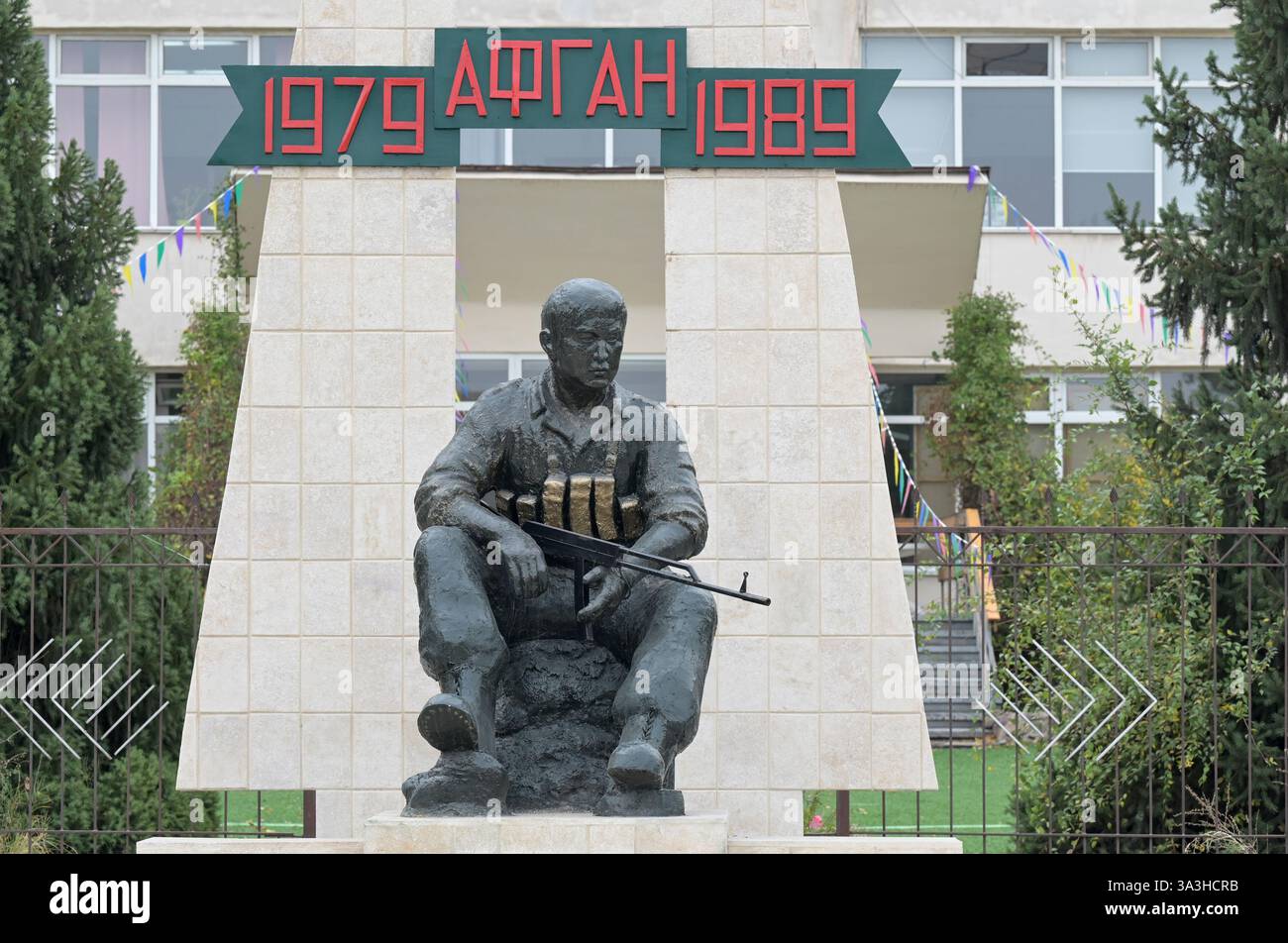KIRGHIZISTAN, ville de Kant, monument de guerre de l'ère de l'Union soviétique communiste, guerre soviétique en Afghanistan 1979-1989, statue d'un soldat kirghize de l'Armée rouge avec mitrailleuse / KIRGISTAN, Kant, Kriegsdenkmal aus der sowjetischen Zeit, Krieg en Afghanistan 1979-1989 Banque D'Images