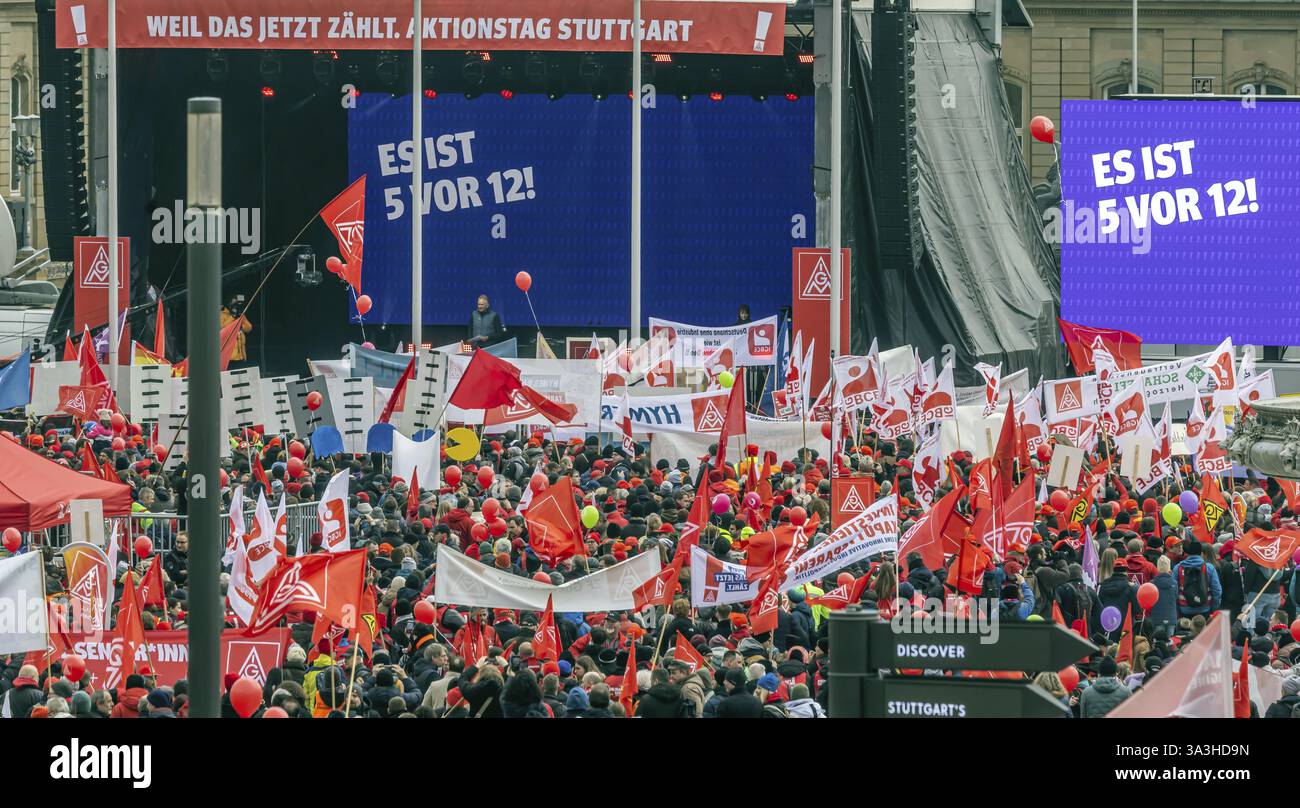 Journée d'action organisée par IG Metall à Stuttgart. Les métallurgistes se rassemblent pour lutter pour l’avenir des emplois industriels. Leurs revendications : les employeurs devraient cesser Banque D'Images