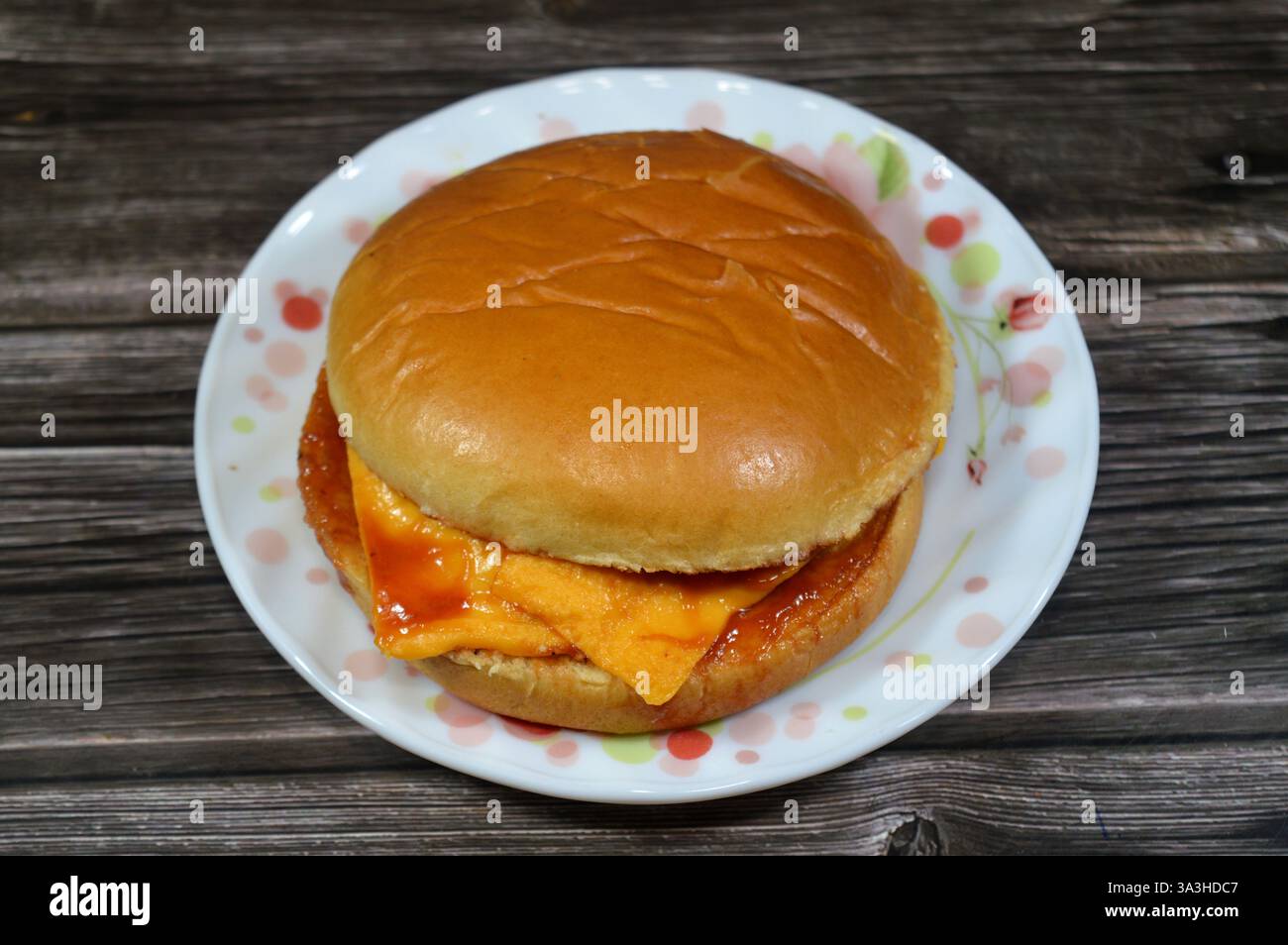 cheeseburger, un hamburger avec une tranche de fromage fondu sur la galette de viande, ajouté vers la fin du temps de cuisson, avec des garnitures de mayonnaise, Banque D'Images