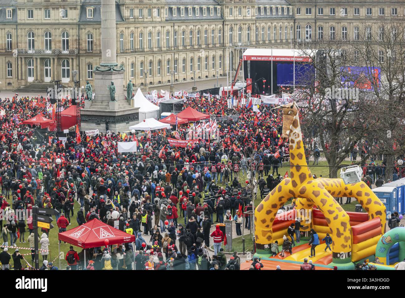 Journée d'action organisée par IG Metall à Stuttgart. Les métallurgistes se rassemblent pour lutter pour l’avenir des emplois industriels. Leurs revendications : les employeurs devraient cesser Banque D'Images