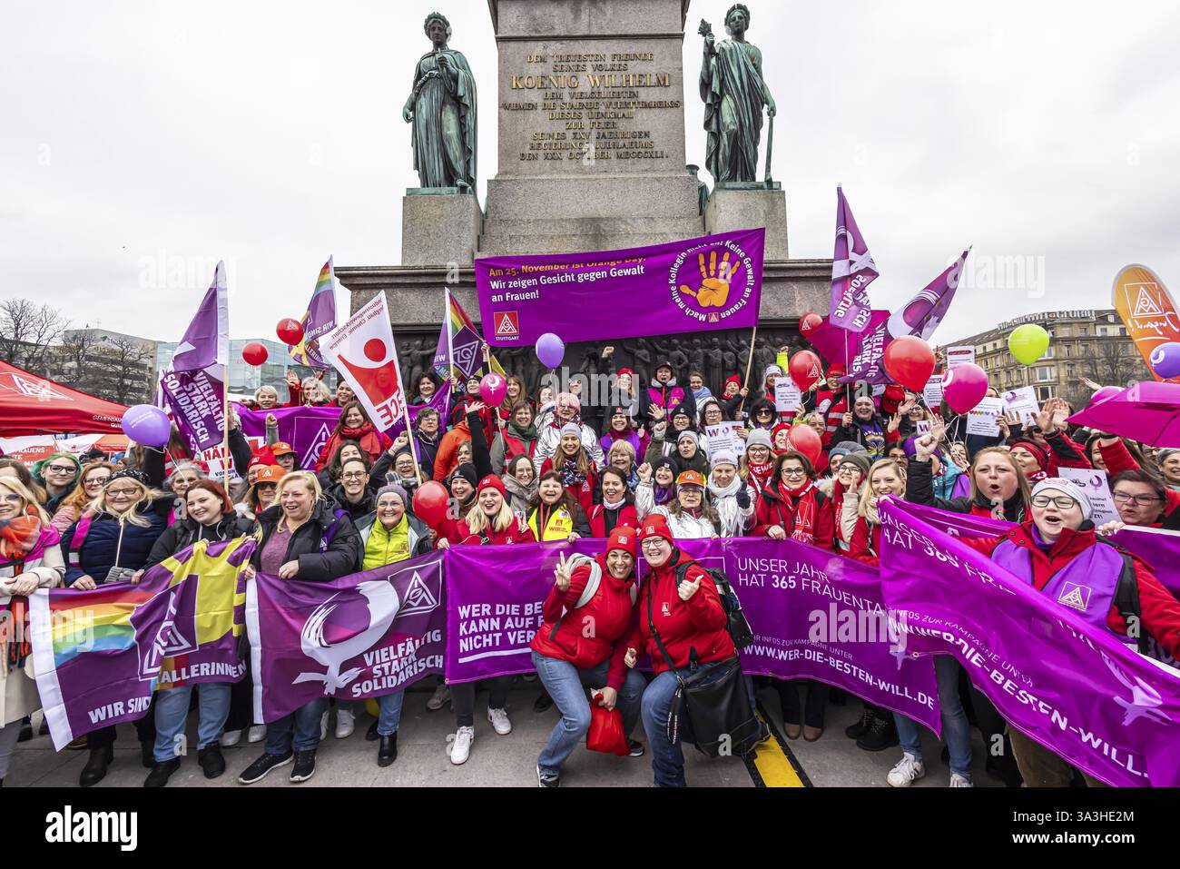 Journée d'action organisée par IG Metall à Stuttgart. Les métallurgistes se rassemblent pour lutter pour l’avenir des emplois industriels. Leurs revendications : les employeurs devraient cesser Banque D'Images