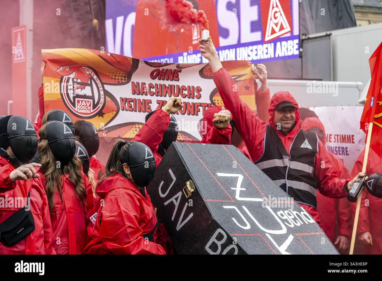 Journée d'action organisée par IG Metall à Stuttgart. Les métallurgistes se rassemblent pour lutter pour l’avenir des emplois industriels. Leurs revendications : les employeurs devraient cesser Banque D'Images