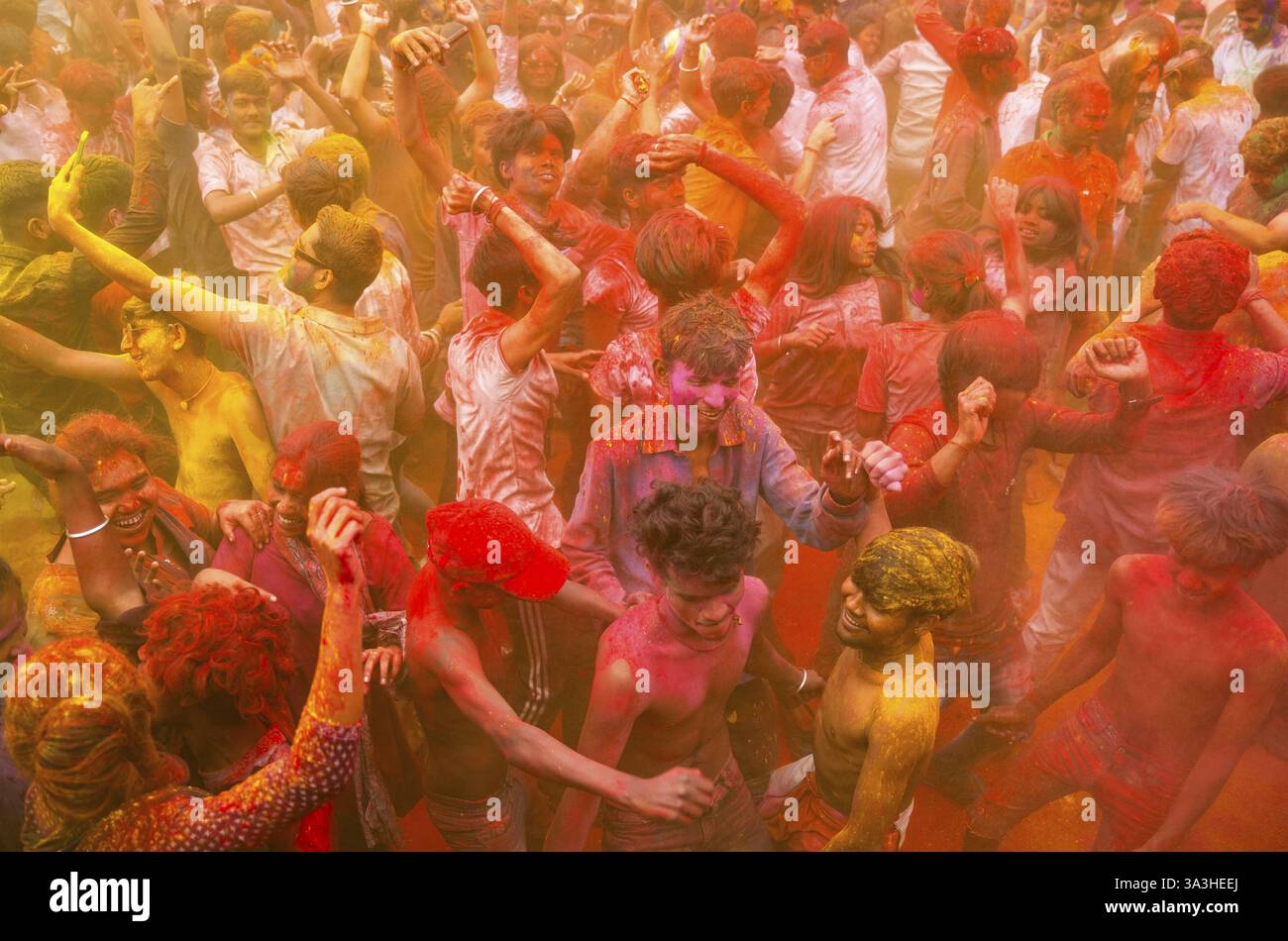 Les fêtards frottent avec du Gulal ou de la poudre colorée et dansent pour jouer Holi, le festival hindou des couleurs du printemps, le 14 mars 2025 à Guwahati, Inde, Asie Banque D'Images