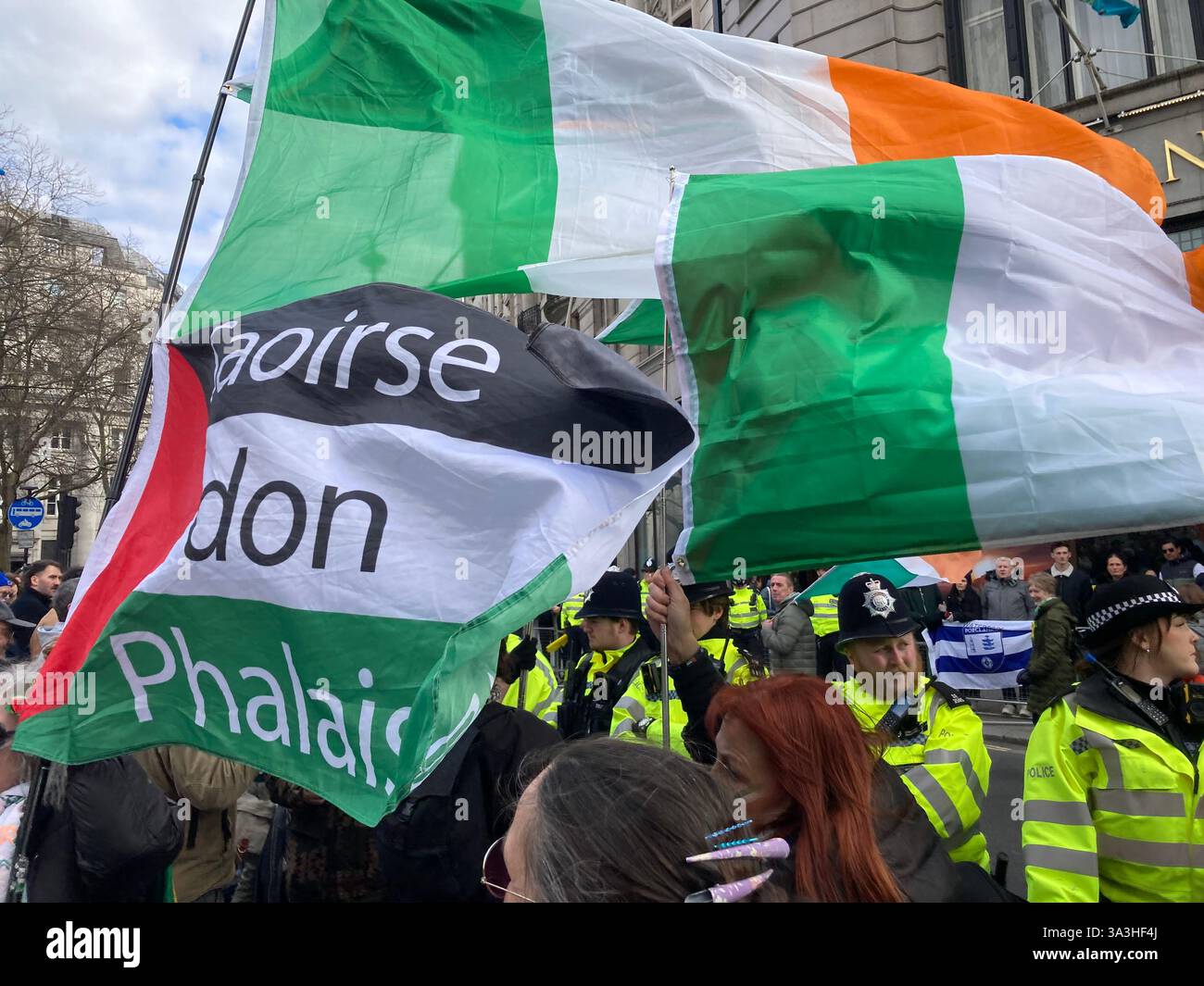 16 mars 2025. Londres. Défilé de la fête de Patrick : des policiers arrêtent les partisans irlandais de la Palestine qui poursuivent le parcours officiel du défilé. Banque D'Images