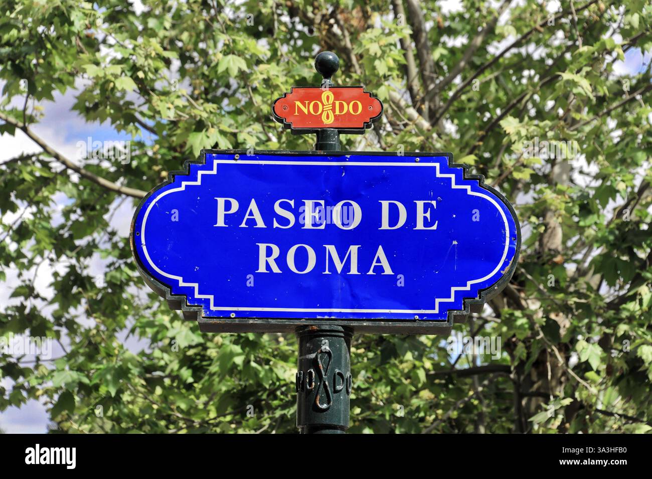 Panneau de rue bleu avec l'inscription 'Paseo de Roma' sur fond vert, Séville, Andalousie, Espagne, Europe Banque D'Images