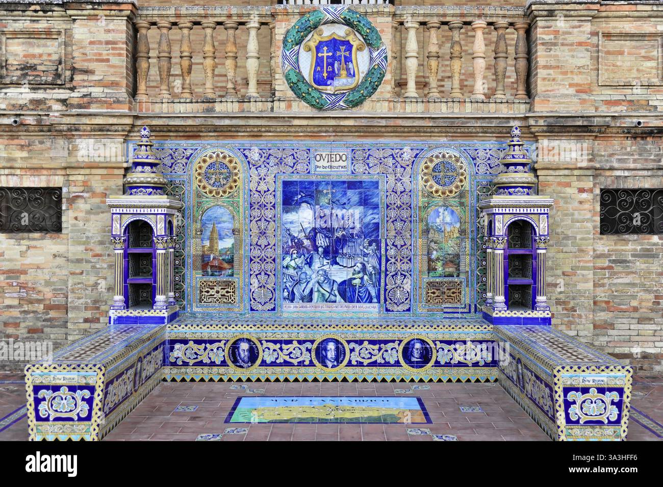 Plaza de Espana à Séville, Séville, Andalousie, Espagne, Europe, banc en céramique coloré avec carreaux bleus artistiques et motifs historiques, Europe Banque D'Images