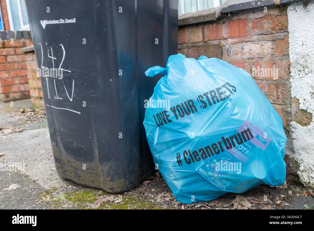 Birmingham, Royaume-Uni. 16 mars 2025. Des poubelles débordantes restent non récupérées dans les rues de Selly Oak à Birmingham alors que les travailleurs des poubelles font grève pour de meilleurs salaires. Crédit : Peter Lopeman/Alamy Live News Banque D'Images