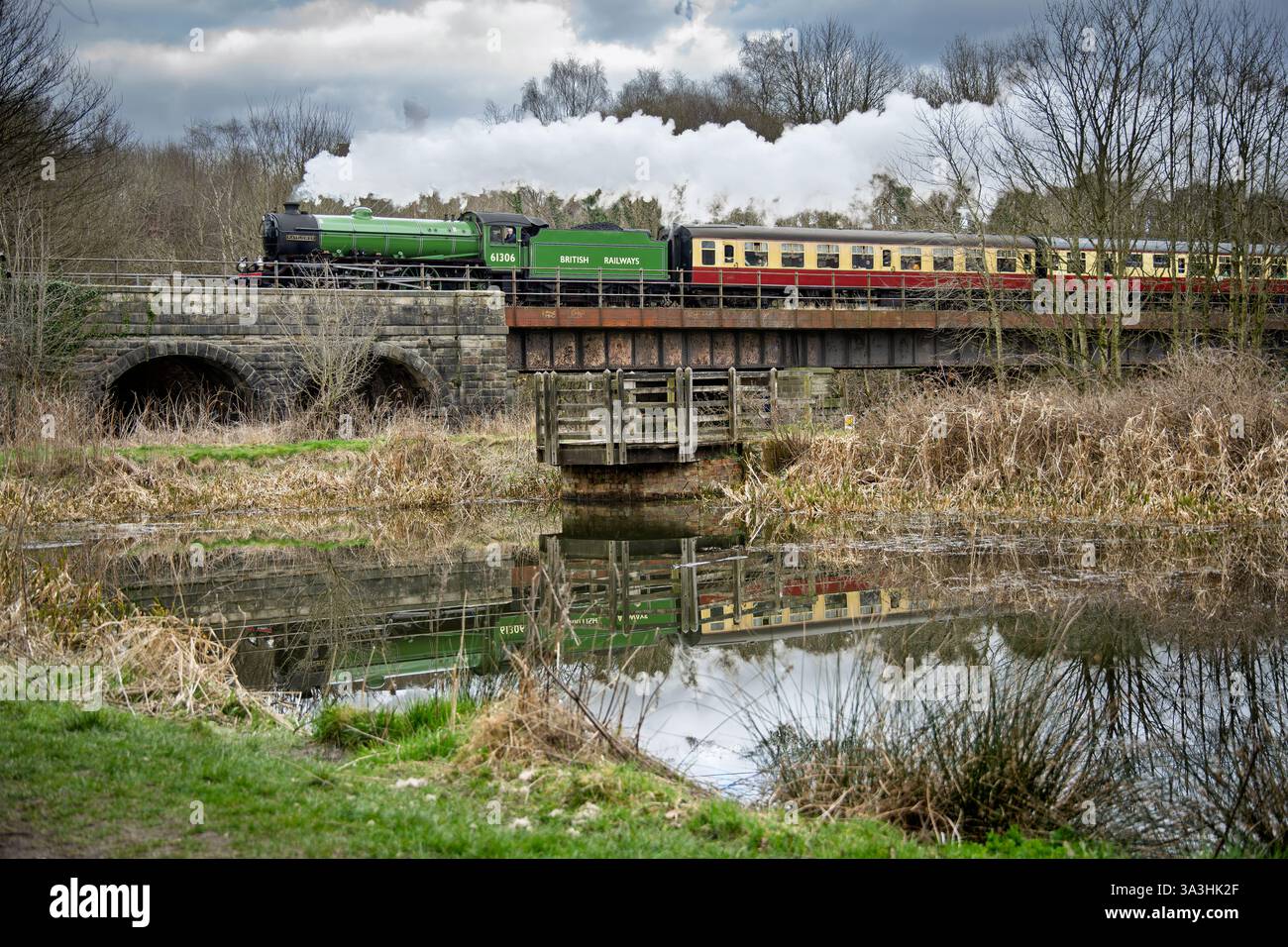 Locomotive à vapeur LNER Thompson Class B1 61306 nommée Mayflower vue au viaduc de Burrs Park sur le chemin de fer historique East Lancashire. Banque D'Images