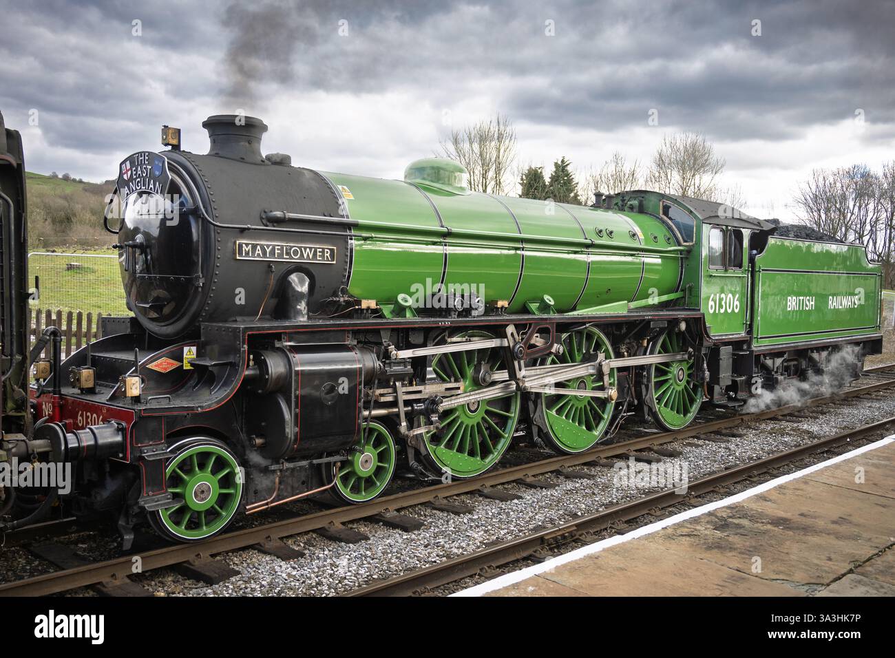 Locomotive à vapeur LNER Thompson Class B1 61306 nommée Mayflower vue à la station Ramsbottom sur le chemin de fer historique East Lancashire. Banque D'Images