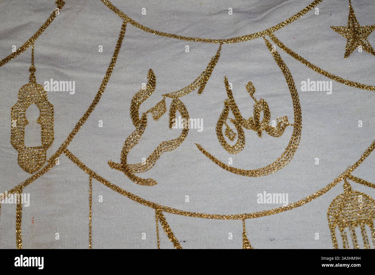 Traduction de texte arabe (joyeux Ramadan généreux) sur un tissu avec illustration d'objets festifs et de formes d'étoiles, lanterne, lampe ou fanous, comme un Banque D'Images