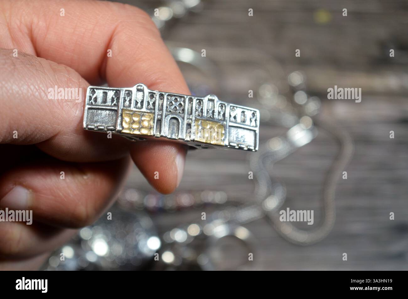 Bague en argent maison nubienne qui couvre 3 doigts, style maison Nuba sur une bague en argent, unique accessoire de bague en argent élégant pour les femmes, un métal précieux Banque D'Images