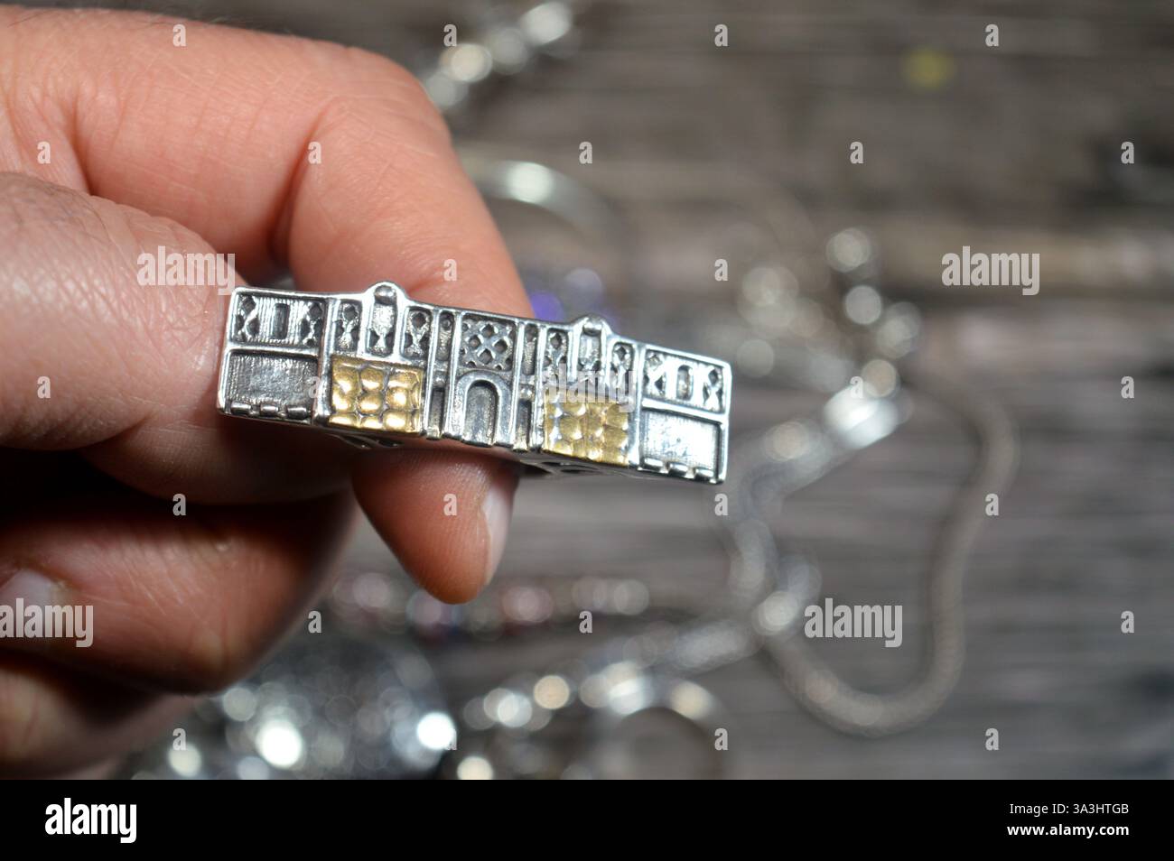 Bague en argent maison nubienne qui couvre 3 doigts, style maison Nuba sur une bague en argent, unique accessoire de bague en argent élégant pour les femmes, un métal précieux Banque D'Images