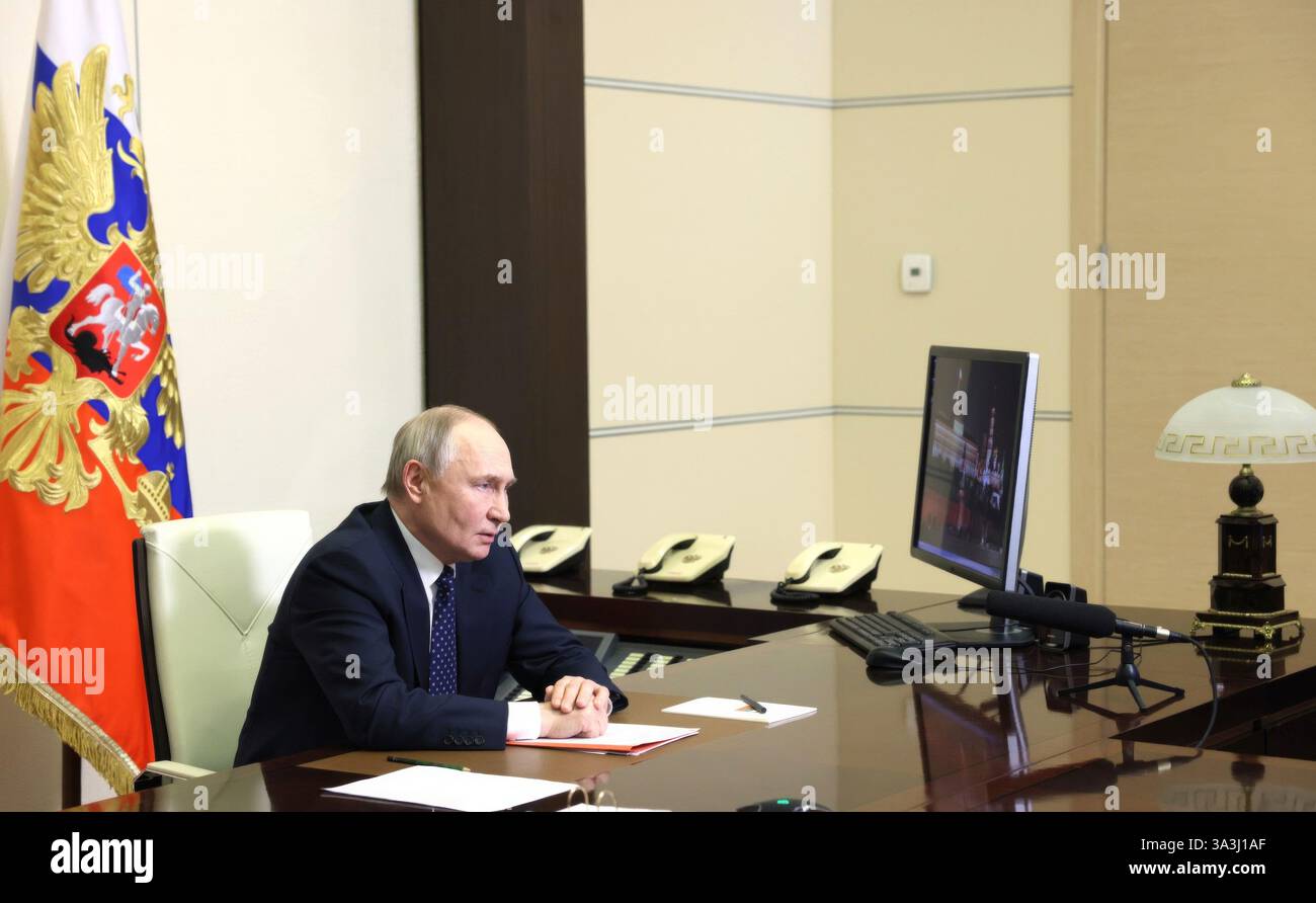 Novo-Ogaryovo, Russie. 14 mars 2025. Le président russe Vladimir Poutine préside une réunion de vidéoconférence du conseil de sécurité depuis la résidence de l’État Novo-Ogaryovo, le 14 mars 2025 dans l’oblast de Moscou, en Russie. Crédit : Aleksey Babushkin/Kremlin Pool/Alamy Live News Banque D'Images