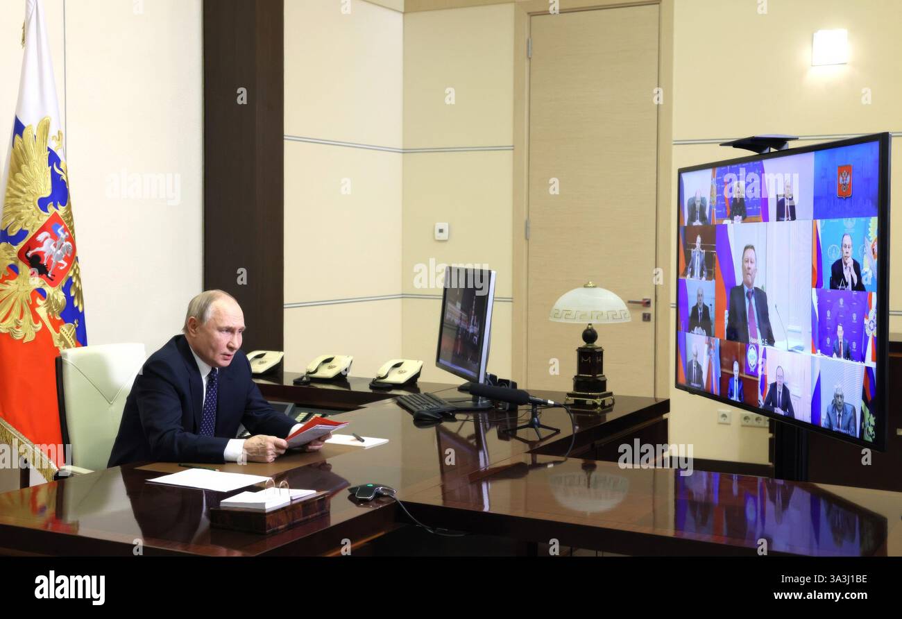 Novo-Ogaryovo, Russie. 14 mars 2025. Le président russe Vladimir Poutine préside une réunion de vidéoconférence du conseil de sécurité depuis la résidence de l’État Novo-Ogaryovo, le 14 mars 2025 dans l’oblast de Moscou, en Russie. Crédit : Aleksey Babushkin/Kremlin Pool/Alamy Live News Banque D'Images