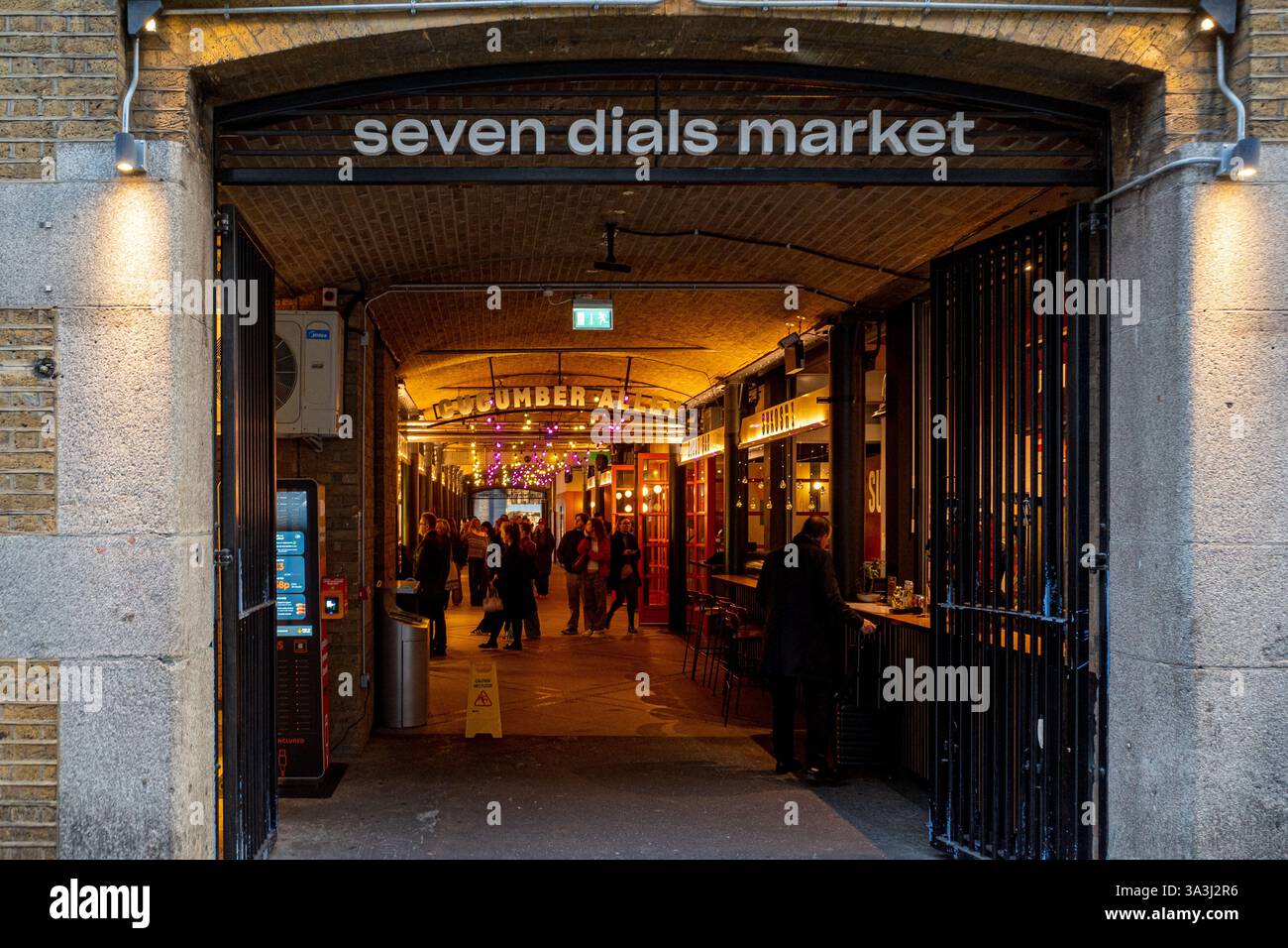 Seven Dials Market Covent Garden Londres. Entrée au marché Seven Dials à Covent Garden, Londres. KERB Food Market avec 20 détaillants indépendants. Banque D'Images