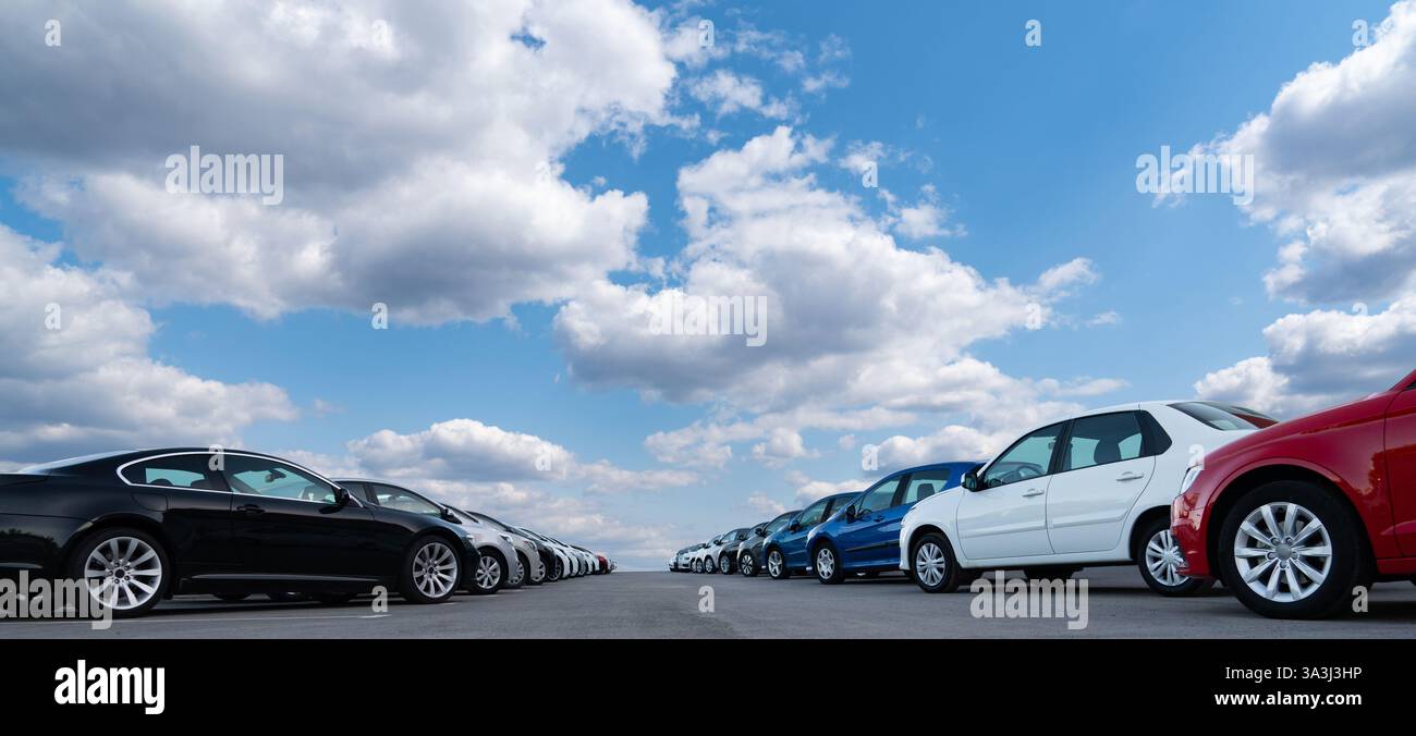 Beaucoup de voitures dans une rangée. Ventes de voitures d'occasion. Banque D'Images