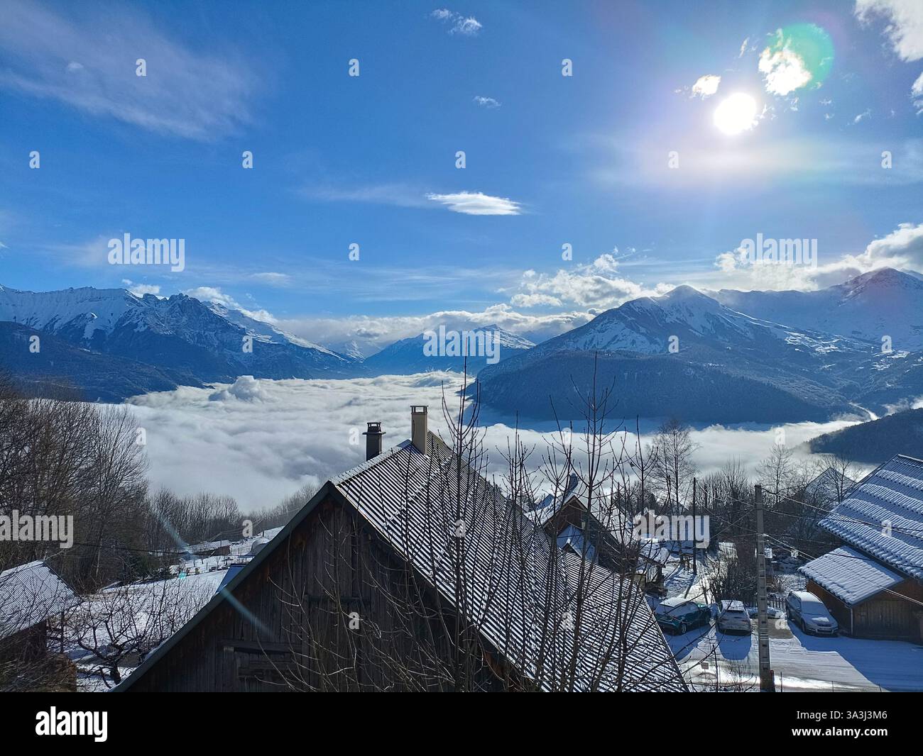 France Savoie Maurienne Jarrier : mer de nuages soleil ciel bleu dans la vallée de la Maurienne Banque D'Images