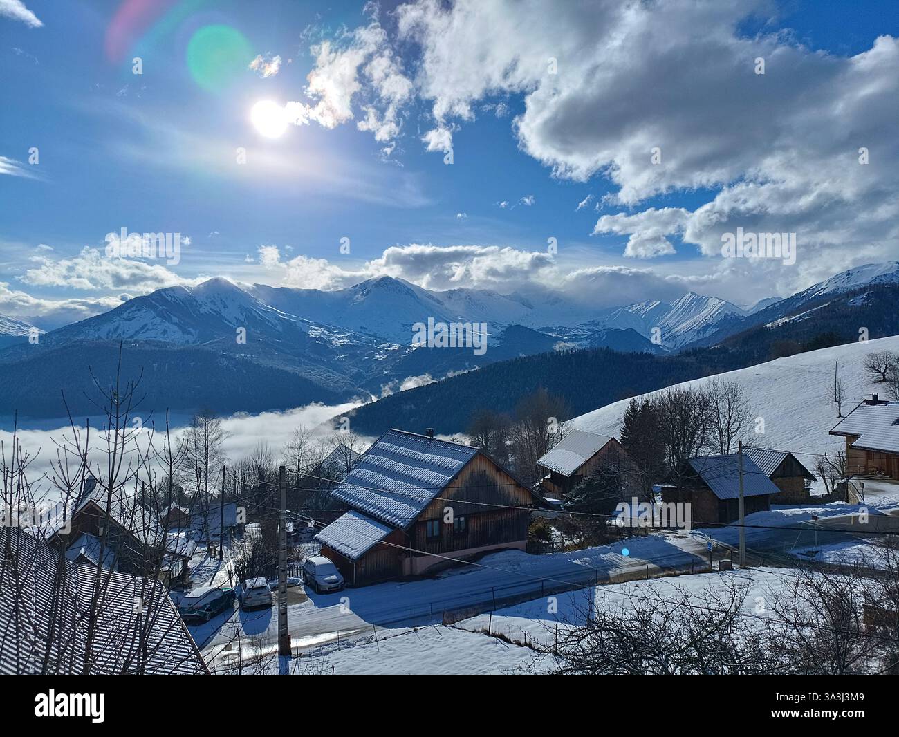 France Savoie Maurienne Jarrier : mer de nuages soleil ciel bleu dans la vallée de la Maurienne Banque D'Images