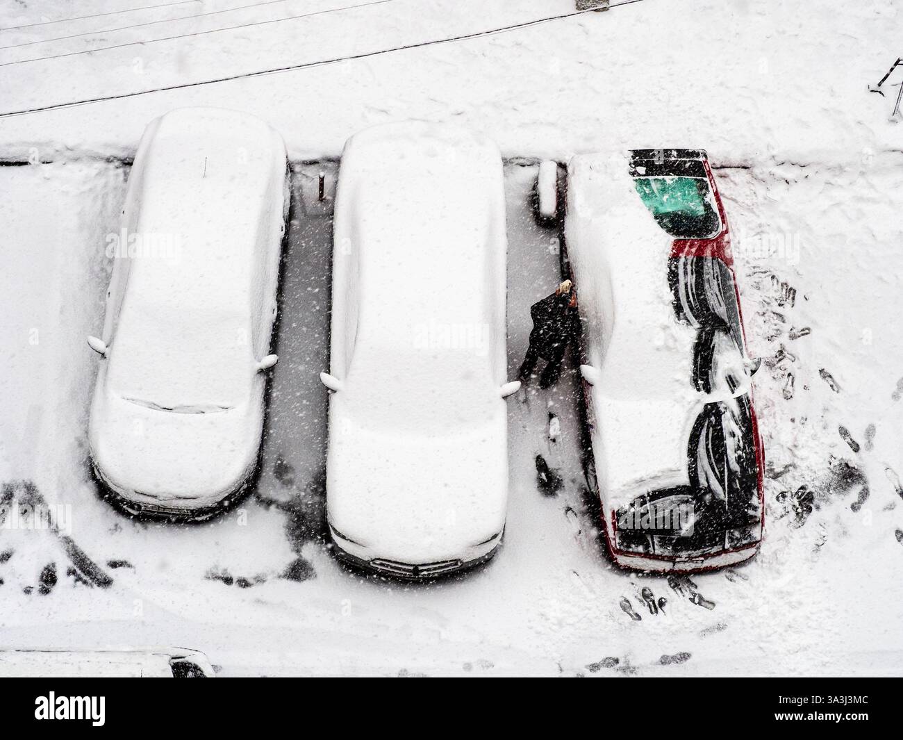 Vue ci-dessus du conducteur déneigant de la voiture le jour d'hiver dans la ville d'Erevan, Arménie Banque D'Images