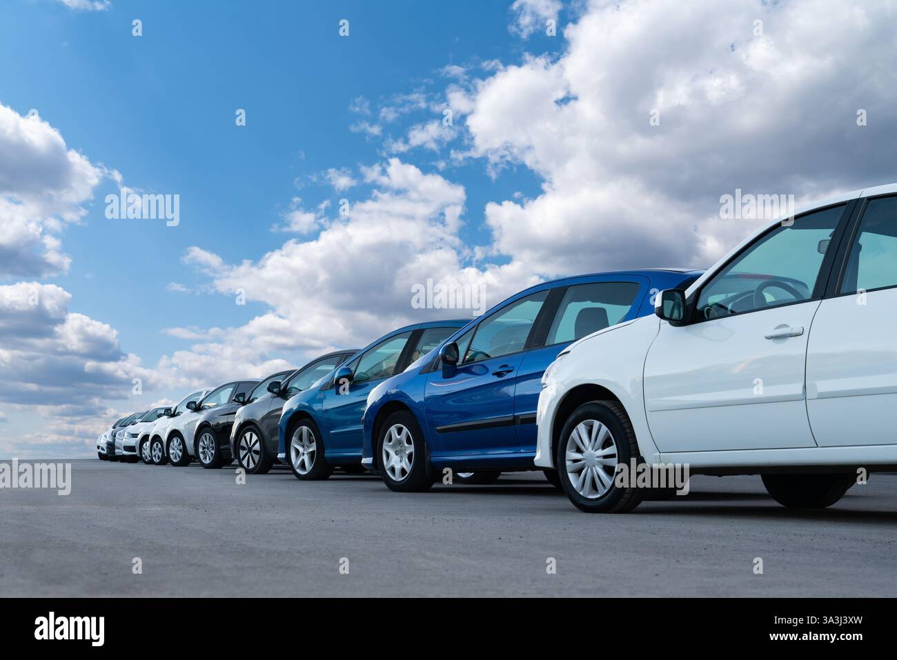 Beaucoup de voitures dans une rangée. Ventes de voitures d'occasion. Banque D'Images