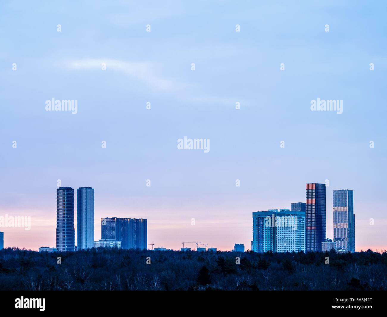 Gratte-ciel modernes sur le parc de la ville au crépuscule du matin d'hiver dans la ville de Moscou Banque D'Images