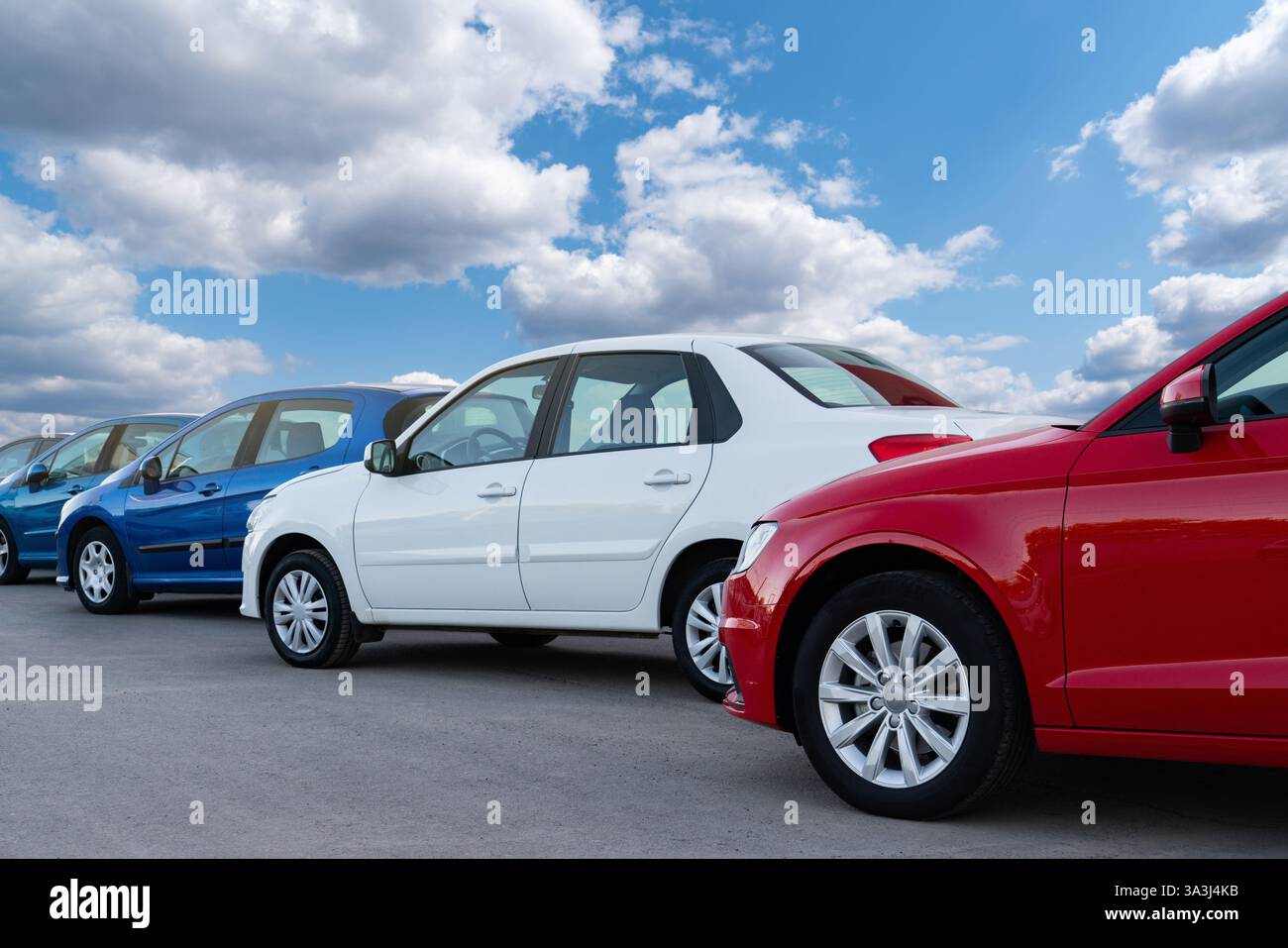 Beaucoup de voitures dans une rangée. Ventes de voitures d'occasion. Banque D'Images