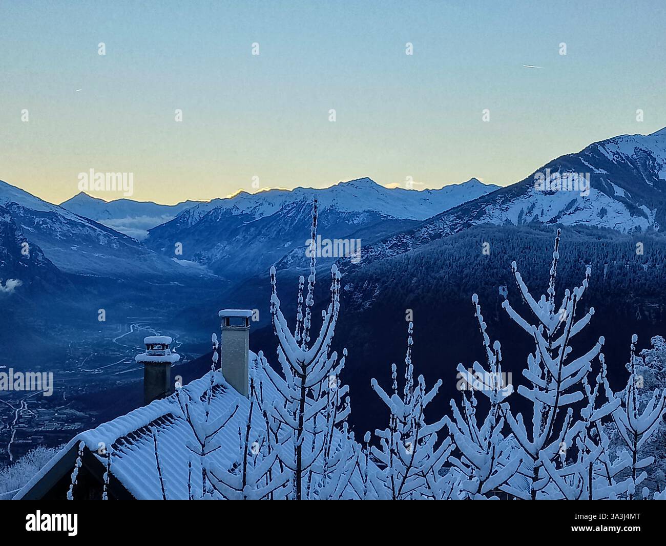 France Savoie Maurienne Jarrier : paysage le levé du jour à l'aube sous la neige sur la vallée de la Maurienne Banque D'Images